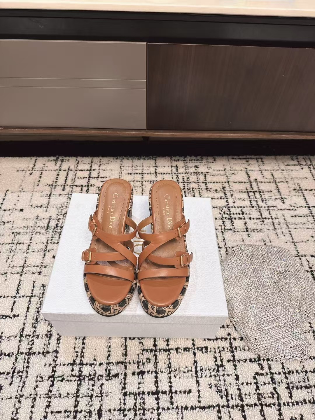 NO:251173,,Dior 25 spring and summer new IVIETA DWAY sponge cake thick-soled sandals CD letter logo three-dimensional embroidered thick-soled round toe slippers. The original version is developed on the market top version, with soft and delicate feet and extremely comfortable. Material: imported raffia grass electric embroidery high-temperature water-soluble cotton technology fabric   water-dyed cowhide footbed inside   original consistent combination sole Outsole: original outsole size35-41. (40.41. Custom made no return or replacement), slippers, dior, dior, sandals, slippers, cowhide19860909,Dior 迪奥 25春夏新款 IVIETA DWAY 松糕厚底凉鞋CD字母logo立体刺绣厚底圆头露趾拖鞋 原版开发市面顶级版本,脚感柔软细腻,舒适度极高. 材质:鞋面进口酒椰草电绣高温水溶棉质科技面料 水染牛皮垫脚内里 原版一致组合大底 大底:原版大底 size35-41.（40.41.定做不退不换）,拖鞋,dior,dior,sandals,slippers,cowhide,Women's Shoes