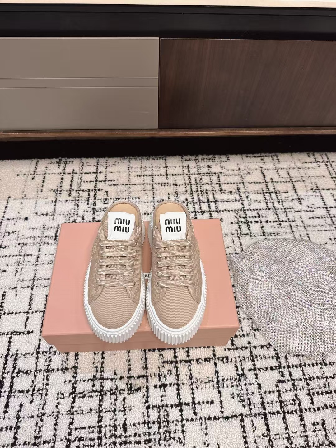 NO:255167,Purchase grade drag miumiu 25ss spring and summer new style, thick sole, canvas, semi-trail, single shoes, white shoes, simple style, ultra-light original molded sole, perfect foot feel, easy to wear, height increase by 6cm Size: #35-40 (40 custom made, no return or exchange), casual shoes/sports, miumiu, sneakers19860909代购级拖 miumiu 25ss 春夏新款 厚底 帆布 半拖 单鞋小白鞋 简约造型,超轻原版开模鞋底,脚感妥妥满分 好穿好搭,增高6cm Size: #35-40 (40 定做不退换）,休闲鞋/运动鞋,miumiu,sneakers,Women's Shoes