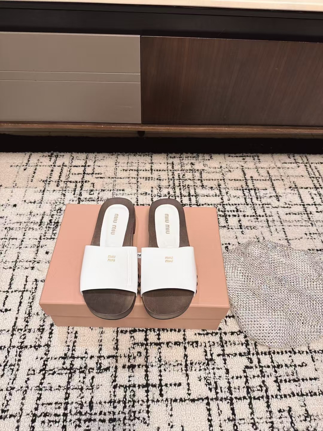 NO:255164,Purchase grade 2025 Spring and Summer Fashion Week Miu Miu Coin Loafers The new wooden slippers really make people feel melted. The overall shoe shape is delicate and not bulky, round-toed slippers sandals. Upper imported patent leather/imported suede. Inner original inner lining. Outsole original molded sole. Size#35-39 (40 41 customized, no return or exchange), slippers, miumiu, loafers, sandals, slippers, chamois leather19860909代购级 2025春夏时装周Miu Miu钱币乐福鞋谬谬新出的木板拖鞋真的让人一整个心都融化 鞋型整体都狠秀气不笨重、圆头拖鞋凉鞋 鞋面进口漆皮/进口麂皮 内里原版内里 大底原版开模鞋底 Size#35-39 (40 41订做不退不换）,拖鞋,miumiu,loafers,sandals,slippers,chamois leather,Women's Shoes