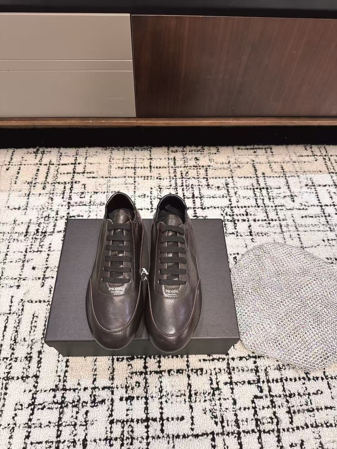 NO:239333,Prada Prada's new German training shoes. The suede on the upper has a texture, wrapped in sheepskin inside, soft and glutinous. The insole is thickened lambskin, which is extremely comfortable to wear, supports and feels very well wrapped. The shoe shape is full of wrapping, light and easy to wear. A practical casual shoe that looks tall and long legs!  White is clean and refreshing, and needs it all year round. It can be easily controlled with skirts and pants. Imported cowhide upper, inner sheepskin, outsole, rubber sole!  Size#Women 35-41 (Female 40 41 customized, no return or exchange), casual shoes/sports shoes, prada, prada, sneakers, skirts, cowhide, sheepskin, chamois leather19860909代购级 Prada 普拉达新款德训鞋 鞋面麂皮有肌理感,内里羊皮包裹,软软糯糯的 鞋垫加厚小羊皮,踩上去无比舒适,有支撑感,又包裹得很好的感觉 鞋型包裹感十足,轻便好穿 实用的一款休闲鞋,显高显大长腿！ 白色干净清爽,一年四季都需要,配裙子,裤子都能轻松驾驭  鞋面进口牛皮 内里羊皮 大底橡胶大底！ Size#女35-41（女40 41订做不退换）,休闲鞋/运动鞋,prada,prada,sneakers,skirts,cowhide,sheepskin,chamois leather,Women's Shoes