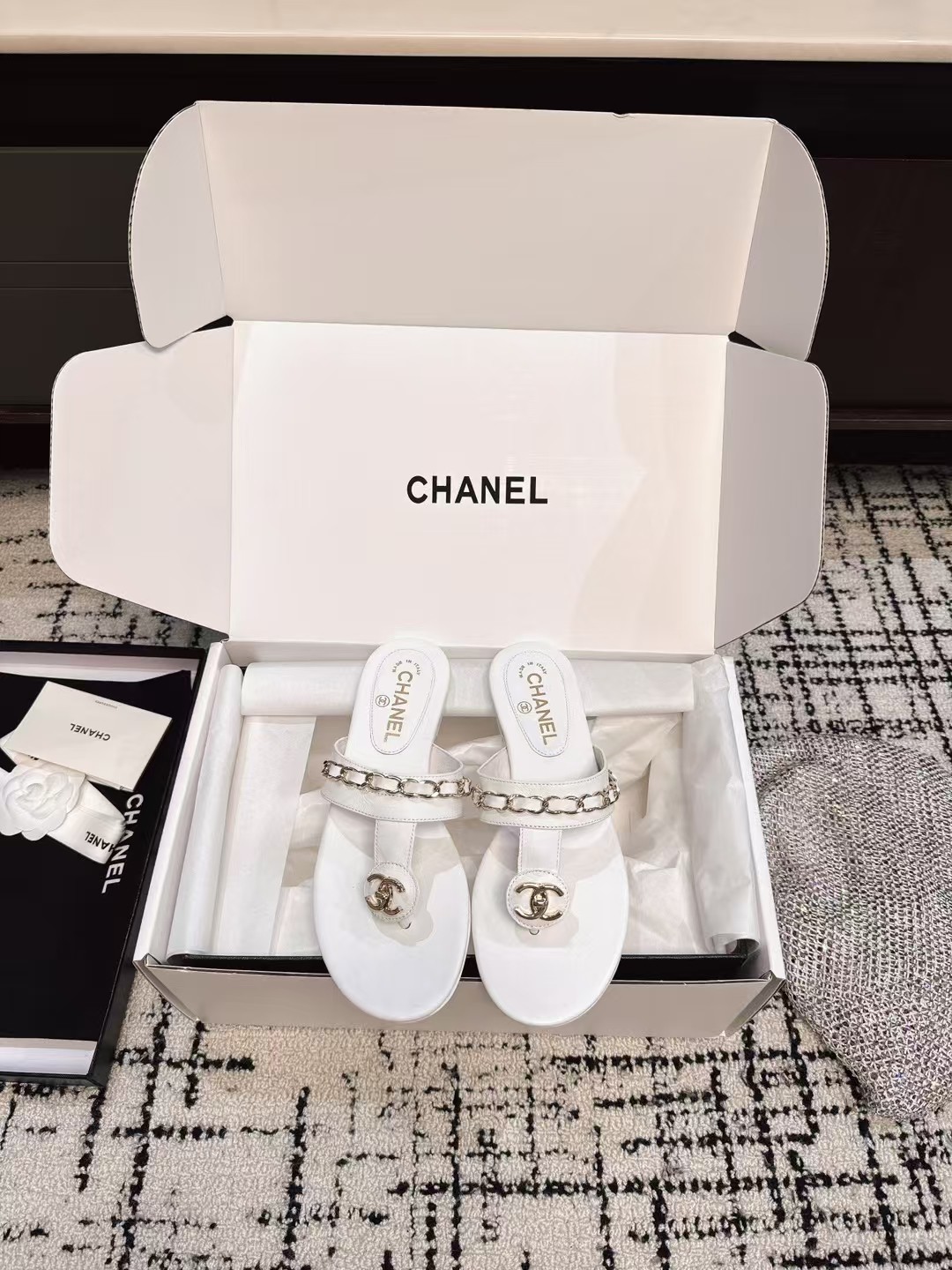 NO:260684,Purchase level (official website synchronous box packaging) CHANEL 25ss Spring and summer laziness shoes. I am really fond of beach slippers named by major bloggers. They look beautiful and look like a variety of combinations. They can wear them at will and can be used firmly. They are very convenient to wear. This series is now available for sale!  Original materials, imported cowhide, special hardware buckle, exclusive mold opening custom logo, Italian leather outsole, Size#35-41 (40 41 custom made, no return or exchange), split-toed shoes, chanel, slippers, cowhide, Leather soles19860909代购级（官网同步盒包装） CHANEL 25ss 春夏拖懒鞋 被各大博主点名沙滩拖鞋真的是超级爱了,上脚无敌好看简直万种搭配,随意穿搭拿捏的稳稳的,穿着非常方便 hold的各种穿搭场合,本系列现已登陆发售！ 原厂材料,进口牛皮 专用五金扣 独家开模定制logo 意大利真皮大底 Size#35-41（40 41订做不退换）,分趾鞋,chanel,slippers,cowhide,Leather soles,Women's Shoes