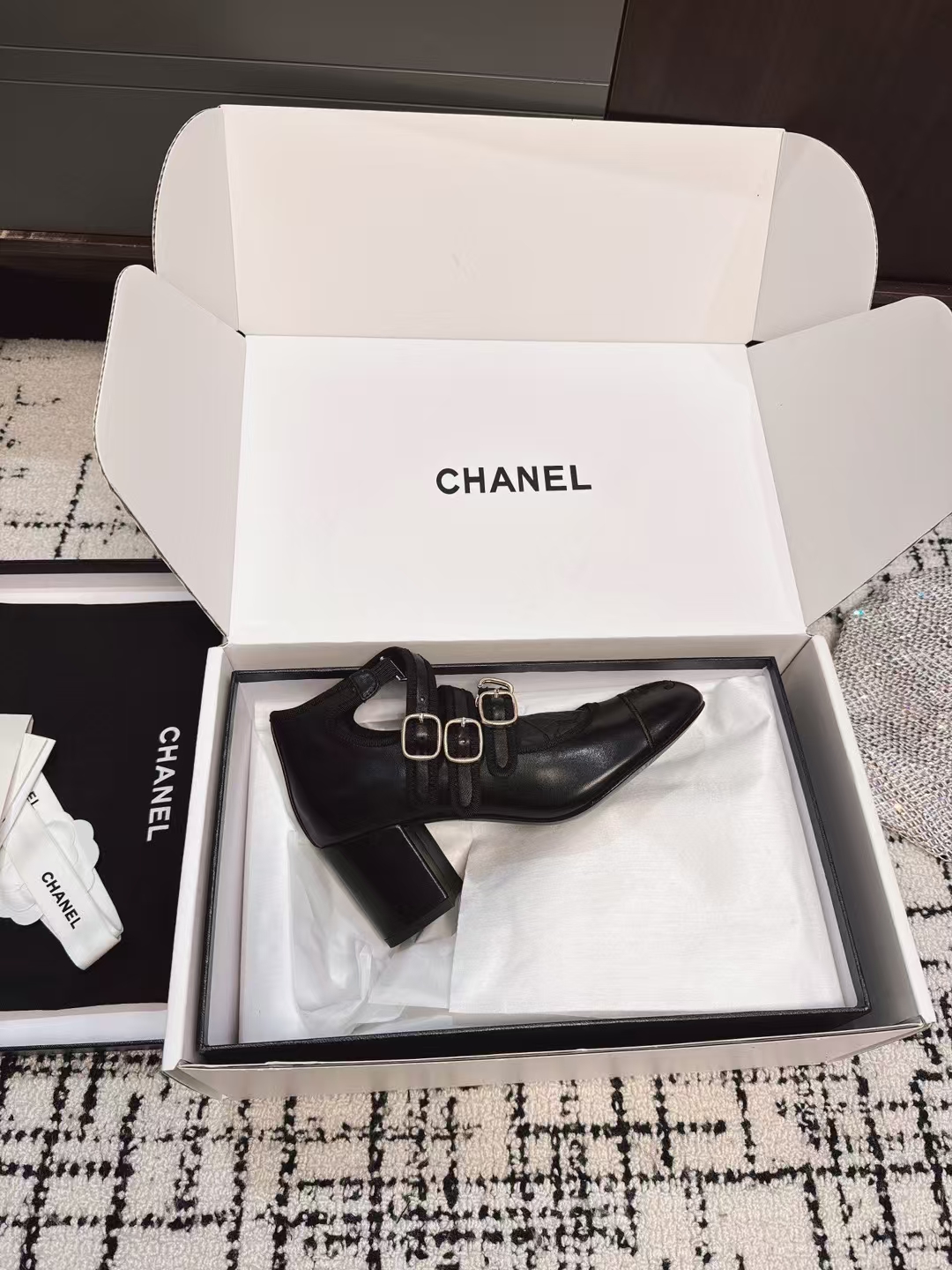 NO:260677,Purchase level (official website synchronous box packaging) CHANEL 25ss Spring and summer catwalk model Ma Lizhen Sandals This shoe is really awesome. It looks beautiful and looks like a lot of combinations. It can be worn casually and is very convenient to wear. This series is now available for sale!  Original materials, imported sheepskin Special hardware buckle Exclusive mold opening custom logo Italian leather outsole Size#35-41 (40 41 custom made without return), sandals, chanel, sandals, sheepskin, Leather soles19860909代购级（官网同步盒包装） CHANEL 25ss 春夏走秀款马丽珍凉鞋 这鞋真的是超级爱了,上脚无敌好看简直万种搭配,随意穿搭拿捏的稳稳的,穿着非常方便 hold的各种穿搭场合,本系列现已登陆发售！ 原厂材料,进口羊皮 专用五金扣 独家开模定制logo 意大利真皮大底 Size#35-41（40 41订做不退换）,凉鞋,chanel,sandals,sheepskin,Leather soles,Women's Shoes