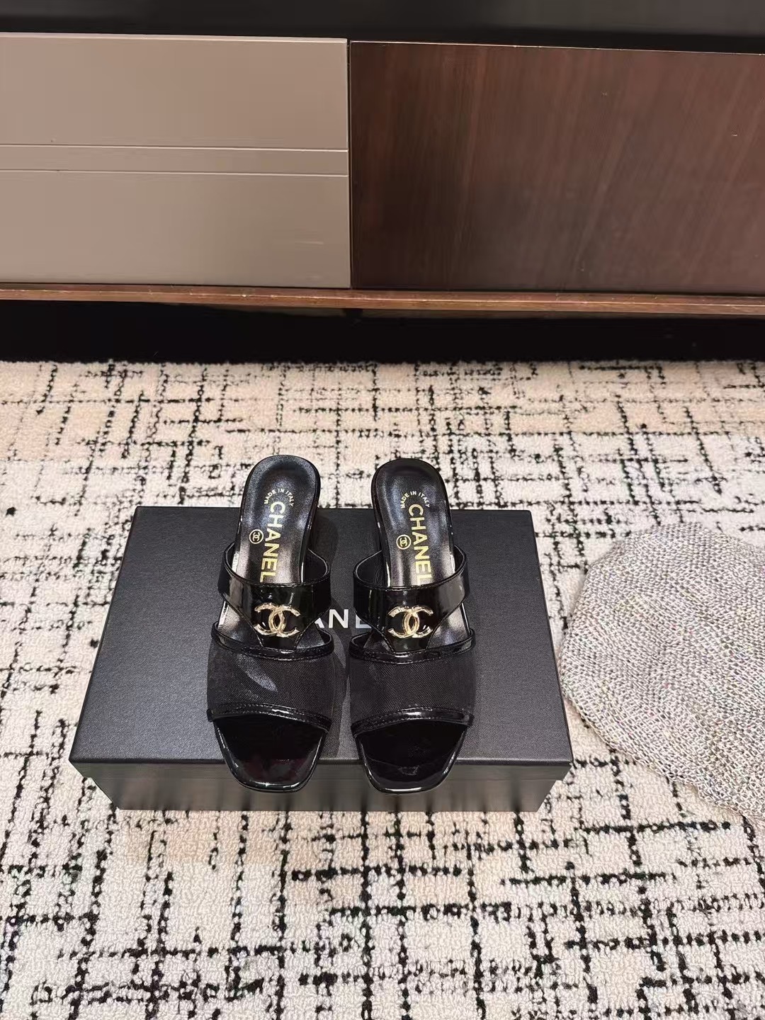 NO:260679,The purchasing agent chanel 25ss Chanel sandals are available in the early autumn series, and this season's Xiangjia small hit!  I really love it at first sight, the classic color combination is perfect!  It is really unique and is the biggest highlight of this shoe. It is eye-catching but not exaggerated. It is super cool everyday. It is super versatile no matter whether it is paired with pants, sweatshirts or skirts. It looks good no matter how you wear it. The more you look at it, the more you like it! Imported patent leather upper, mixed-bred sheepskin inside, outsole Italian leather outsole Size#35-40 (40.41 Custom made without return), sandals, chanel, chanel, chanel, sandals, hoodie, sweatshirts, skirts, sheepskin, Leather soles19860909代购级 chanel 25ss 香奈儿 凉鞋 早秋系列火爆上新,这一季香家小爆款！ 真的一眼爱了,经典拼色完美搭配！ 真的超级有个性,是这款鞋子最大的亮点,醒目而不浮夸的设计,超日常超酷, 无论搭配裤子卫衣或裙子都超级百搭,怎么穿都好看,越看越喜欢! 鞋面进口漆皮,内里混种羊皮 大底意大利真皮大底 Size#35-40（40.41 订做不退换）,凉鞋,chanel,chanel,chanel,sandals,hoodie,sweatshirts,skirts,sheepskin,Leather soles,Women's Shoes