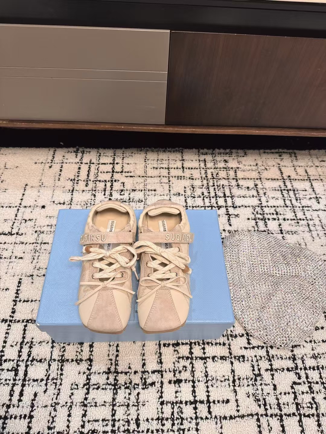 NO:260675,SUGARSU 25SS retro age-reducing color blocking model, four colors are available. The upper buckle embellishes the side of the shoe, which is extra eye-catching. The playful tilted head last design combines SUGARSU wavy lines, trendy and fashionable~ The details of the shoe also incorporate the popular vacation-style shell elements for 25 years. It turns into shell pattern bean sole and chooses a rubber molded sole, which is light and fashionable. The whisker structure of the shoe mouth needs to be hand-sewn, so it is soft and comfortable to wear. The suede splicing of the upper is Nelipili Size 35-40 (40 customization, no return or replacement), ballet shoes, chamois leather19860909SUGARSU 25SS 复古减龄拼色款 四色可选 鞋面搭扣点缀鞋侧,额外吸睛,俏皮的歪头楦型设计结合了 SUGARSU 波浪线条,潮流且时髦~ 鞋款细节也融入了25年流行的度假风贝壳元素,化为贝壳纹豆豆鞋底底材选择了橡胶成型底,轻盈且时髦.鞋口抽皱结构需要手工缝制,穿着体验柔软舒 鞋面麂皮拼接 内里皮里 尺码35-40（40定制不退不换),芭蕾舞鞋,chamois leather,Women's Shoes