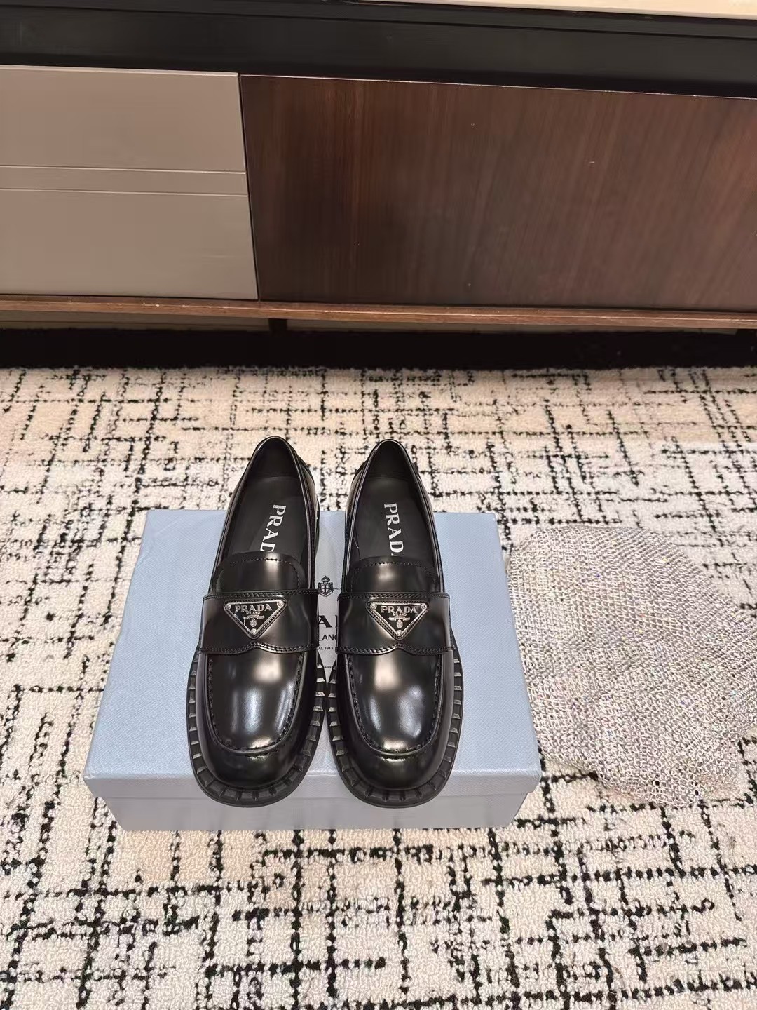 NO:260673,Dongguan purchasing grade new upgraded version PRADA Prada Sponge cake shoes, triangle loafers, original one-to-one development, the foot is very modified, the latest series is easier to wear and slimmer than the previous ones, the upper imported beaded cowhide, inner foot pad sheepskin Original molded sole Size#35-41 (40 41 custom made without return or exchange), loafers, prada, prada, loafers, cowhide, sheepskin19860909东莞代购级 全新升级版 PRADA普拉达 松糕鞋 ,三角标乐福鞋,原版一比一开发, 上脚非常修饰脚型,最新系列比之前的更加好穿、更加显瘦 鞋面进口开边珠牛皮,内里垫脚羊皮 原版开模大底 Size#35-41（40 41订做不退换）,乐福鞋,prada,prada,loafers,cowhide,sheepskin,Women's Shoes