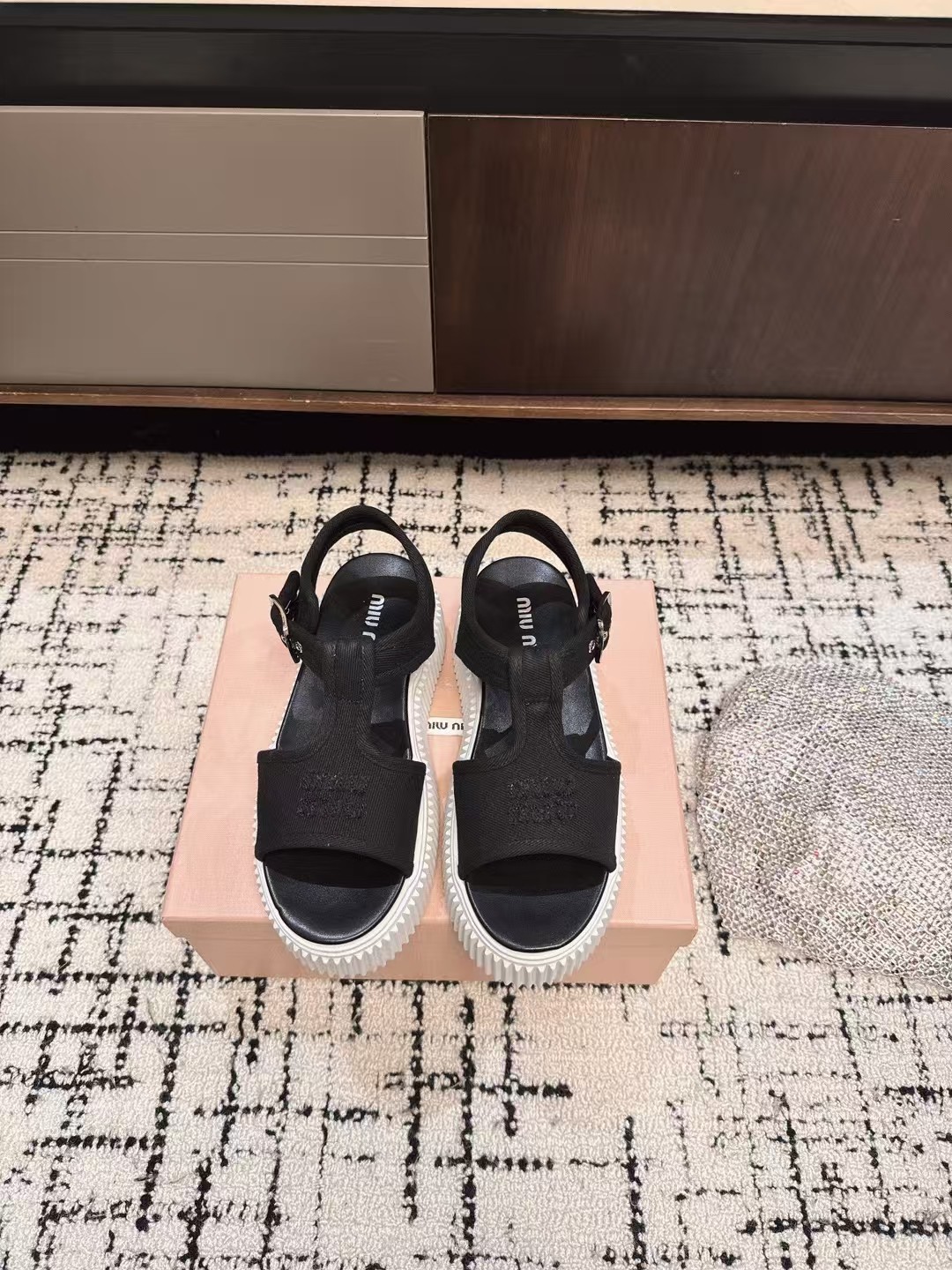 NO:260671,MiuMiu Spring and Summer Show Cookie Sandals, Thick-soled Sponge Cake Shoes Simple sports shoe design, highly recognizable tongue, create a Buddhist sweet casual style~~ The aura on the feet is very casual, long skirts, shorts, shorts, wear a unique style~~ Choose high-density canvas surface, cowhide footbed inside, IP foamed sole height 4.5cm Size35-40, sandals, miumiu, sandals, skirts, shorts, cowhide19860909MiuMiu缪缪春夏走秀款饼干凉鞋,厚底松糕鞋 简约的运动板鞋设计,极具辨识度的鞋舌,打造佛系甜美的休闲风~~上脚气场十足随意搭配,长裙,短裙,短裤,穿出与众不同的风格~~  选用高密帆布面,牛皮垫脚内里,ip发泡大底高度4.5cm Size35—40,凉鞋,miumiu,sandals,skirts,shorts,cowhide,Women's Shoes