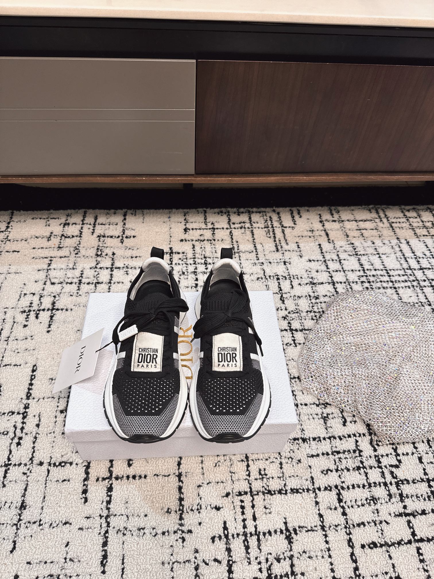 NO:264587,Purchase grade Dior Knitted Flying Wear Casual Sports Shoes The soft and breathable upper complements the light textured rubber sole, decorated with various classic details, is ideal for daily styling. It can be matched with various casual items to create exquisite styling. Fabric: Original customized high-density fly wear Inner: Imported breathable mesh Sole: Original open mold ip foaming material Sole 3.5CM Size: 35-40, casual shoes/sports shoes, dior, dior, sneakers19860909代购级 Dior迪奥 针织 飞织 休闲 运动鞋 柔软透气的鞋面与轻盈的纹理效果橡胶鞋底相得益彰,饰以各种经典细节,是日常造型的理想之选 可与各式休闲单品搭配,打造精致造型 面料 : 原版定制定制高密度飞织 内里 : 进口透气网面 鞋底 : 原版开模ip发泡材质 底厚 3.5CM Size : 35-40,休闲鞋/运动鞋,dior,dior,sneakers,Women's Shoes