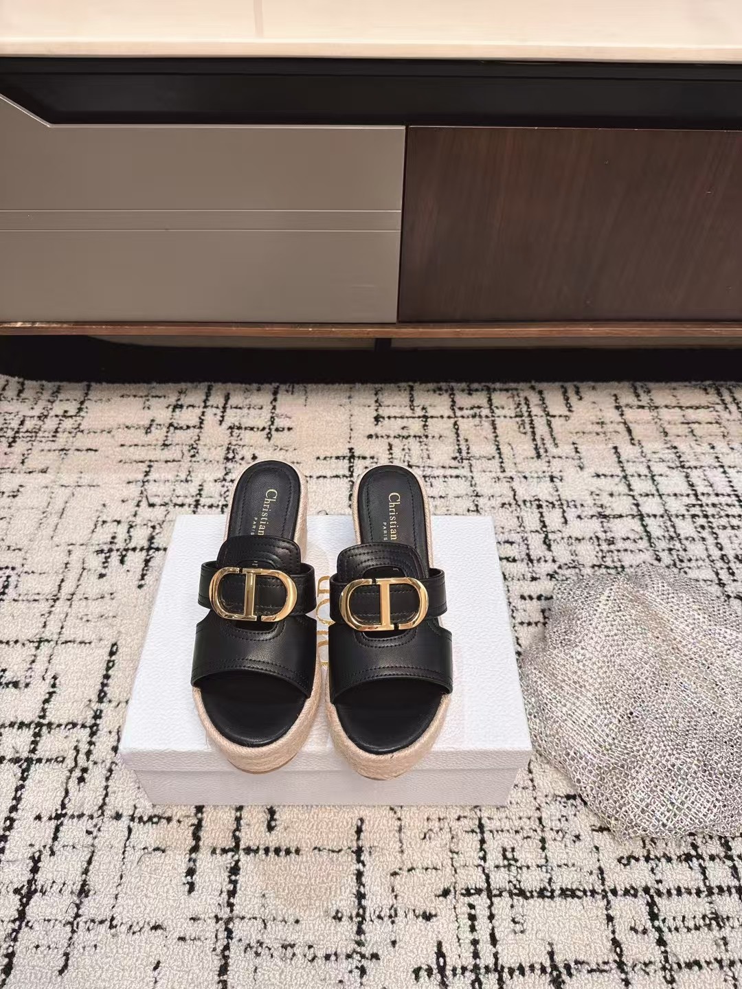 NO:264586,Purchase grade Dior 25ss Spring and summer new sandals Classic L design can be said to be the main series in the past two years. Both bags, shoes and clothes are very popular. Counter synchronization. Shipping packaging. Original customization. All details are extremely accurate and strive for zero error. Imported cowhide of fabric. Original hand-woven outsole. Heel height 9.5cm. Size#35-42 (40 41 42. Customized for non-return and exchange), high heels, dior, dior, sandals, high heels, slippers, cowhide19860909代购级 Dior 迪奥 25ss 春夏新款 凉鞋 经典l设计可谓是这两年主打系列 无论包包鞋子还是是衣服都非常的热门 专柜同步 发货包装 原版定制 各方面细节非常极致到位力求零误差 面料进口牛皮 原版手工编织大底 跟高9.5cm Size#35-42（40 41 42订做不退换）,高跟鞋拖鞋,dior,dior,sandals,high heels,slippers,cowhide,Women's Shoes