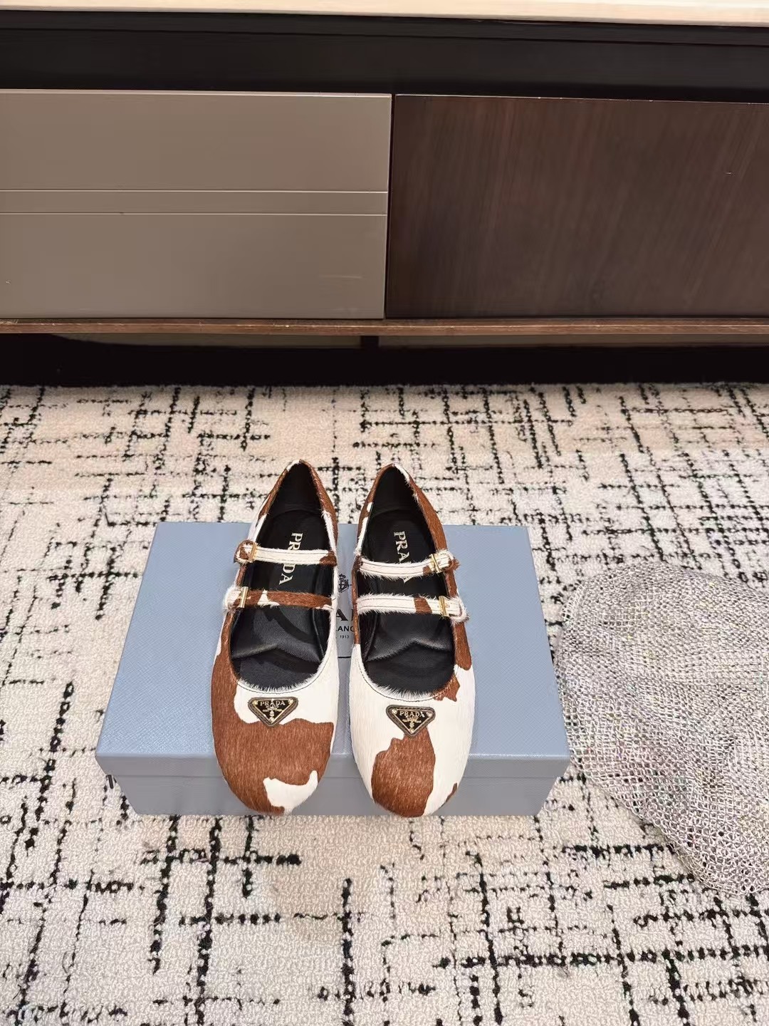 NO:264584,Factory PRADA 25ss Prada's new autumn and winter products, strength is coming, Mary Zhen horse-haired single shoes, ballet shoes, super popular series of popular products, major internet celebrities Qiao Xin and Cheng Xiao, the same round-toe triangle buckle (Mari Zhen single shoes)!  Fashionable and versatile nice items, all kinds of beauties have stood firm, and the exclusive new one is available!  Sisters who like to wear high heels but are afraid of being tired will come over. The flat bottom will definitely make your feet light, and you will not be tired at all, and your feet will be steadily and relaxed!  The theme of this year is not defined to reflect the texture through simplicity and simplicity. Fabric horsehair, inner sheepskin. The triangle mark has a concave and convex feel that is consistent with the original version, and matched with the original sole. Size: #35-40 (40 custom made without return or exchange), ballet shoes, prada, prada, mary jane, high heels, sheepskin19860909工厂 PRADA 25ss 普拉达秋冬新品 实力来袭 玛丽珍马毛单鞋 芭蕾舞鞋 超级爆系列爆品,各大网红明星乔欣,程潇,同款圆头三角扣（玛丽珍单鞋）！ 时髦百搭nice单品,各路美女站稳了,独家上新啦！喜欢穿高跟鞋又怕累的姐姐们看过来,平底绝对让脚步轻盈,百分百不累脚,上脚稳稳的轻松！ 今年的主题就是不被定义 通过简单简洁体现质感 面料马毛 内里羊皮 三角标触感凹凸感和原版一致,搭配原版大底 Size:#35-40(40订做不退换）,芭蕾舞鞋,prada,prada,mary jane,high heels,sheepskin,Women's Shoes