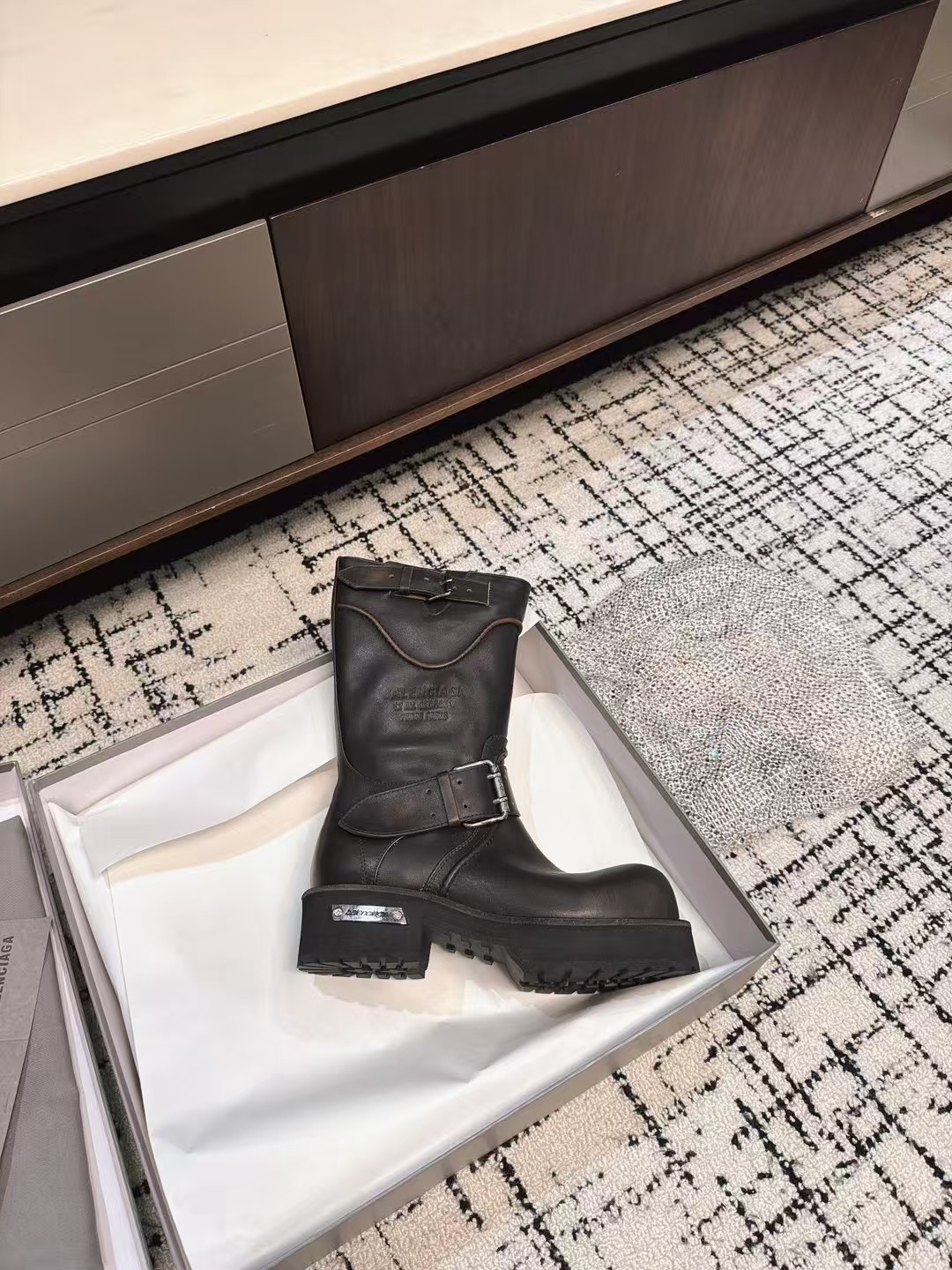NO:264579,【BALENCIAGA】Balenciaga/Early Spring Martin Boots, Best Shoe King of the Year, Wearable in all seasons, Model production took 2 months, ZP details were restored to the extreme!  A shoe that you must buy when you first enter the counter. YYDS fabric full-grain cowhide, inner foot padded cowhide, original private model ZP rubber outsole, size 35-41 P Black rice dumpling original packaging, boots, balenciaga, balenciaga, boots, cowhide19860909【BALENCIAGA】巴黎世家/早春马丁靴 年度最佳鞋王 四季可穿 历时2个月开模制作 ZP细节还原度极致！ 专柜刚上就心心念念必入的一款鞋yyds 面料全粒面牛皮 内里垫脚牛皮 原版私模ZP橡胶大底 码数35-41 P 黑色粽色原版包装,靴子,balenciaga,balenciaga,boots,cowhide,Women's Shoes