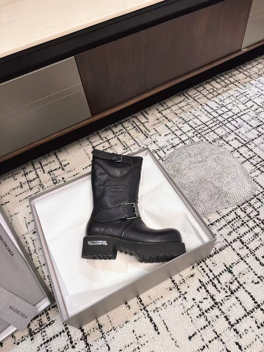 NO:264581,【BALENCIAGA】Balenciaga/Early Spring Martin Boots, Best Shoe King of the Year, Wearable in all seasons, Model production took 2 months, ZP details were restored to the extreme!  A shoe that you must buy when you first enter the counter. YYDS fabric full-grain cowhide, inner foot padded cowhide, original private model ZP rubber outsole, size 35-41 P Black rice dumpling original packaging, boots, balenciaga, balenciaga, boots, cowhide19860909【BALENCIAGA】巴黎世家/早春马丁靴 年度最佳鞋王 四季可穿 历时2个月开模制作 ZP细节还原度极致！ 专柜刚上就心心念念必入的一款鞋yyds 面料全粒面牛皮 内里垫脚牛皮 原版私模ZP橡胶大底 码数35-41 P 黑色粽色原版包装,靴子,balenciaga,balenciaga,boots,cowhide,Women's Shoes