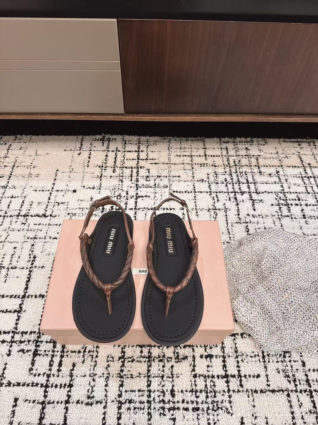 NO:264578,Purchase grade Miu Miu 25ss Spring and Summer Show Style Clip-toe Sandals Latest Clip-toe logo Women's summer slippers, soft and skin-friendly, soft and comfortable, gorgeous craftsmanship creates exquisite three-dimensional texture texture, reinterpreting the classic aesthetics of sandals Size#35-41 (40 41 custom made without return or exchange), split-toe shoes, miumiu, sandals, slippers19860909代购级 Miu Miu 25ss 春夏季走秀款 夹趾凉鞋 最新款 夹趾徽标 女士夏季拖鞋 ,上脚软软绵绵的 , 亲肤柔软舒适 ,华美工艺营造精致的立体纹理质感,重释凉鞋的经典美学 Size#35-41（40 41订做不退换）,分趾鞋,miumiu,sandals,slippers,Women's Shoes