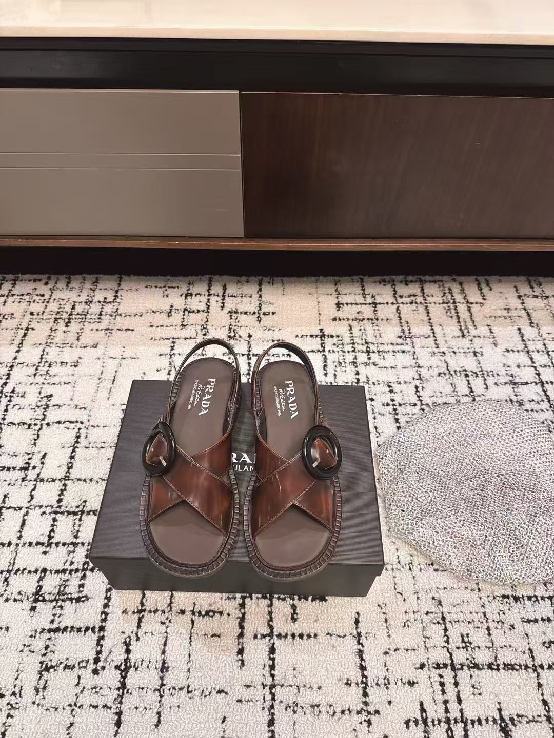 NO:264577,PRADA Prada 25ss Spring and Summer latest cross sandals. Many internet celebrity fashion bloggers are planting grass. Must-have sandals in summer. Retro and fashionable soles with uppers make the whole pair of shoes light and comfortable. Meet a variety of choices for fashionable people in different styles. Very comfortable to put on the foot. The iconic metal triangle logo is matched with the ancient beach sandals. Every design element is on the trendy point. Original open mold rubber sole Size35-40 (40 customization), sandals, prada, prada, sandals19860909PRADA普拉达25ss春夏最新款交叉凉鞋 超多网红时尚博主种草 夏季必备凉鞋 复古时髦前卫的鞋底搭配鞋面,让整双鞋轻便舒适 满足不同风格时髦人士的多种选择 上脚非常舒适 标志性金属三角标logo搭配古沙滩凉鞋造型,每一个设计元素都踩在时髦点上 原版开模橡胶大底 Size35-40（40 定制）,凉鞋,prada,prada,sandals,Women's Shoes