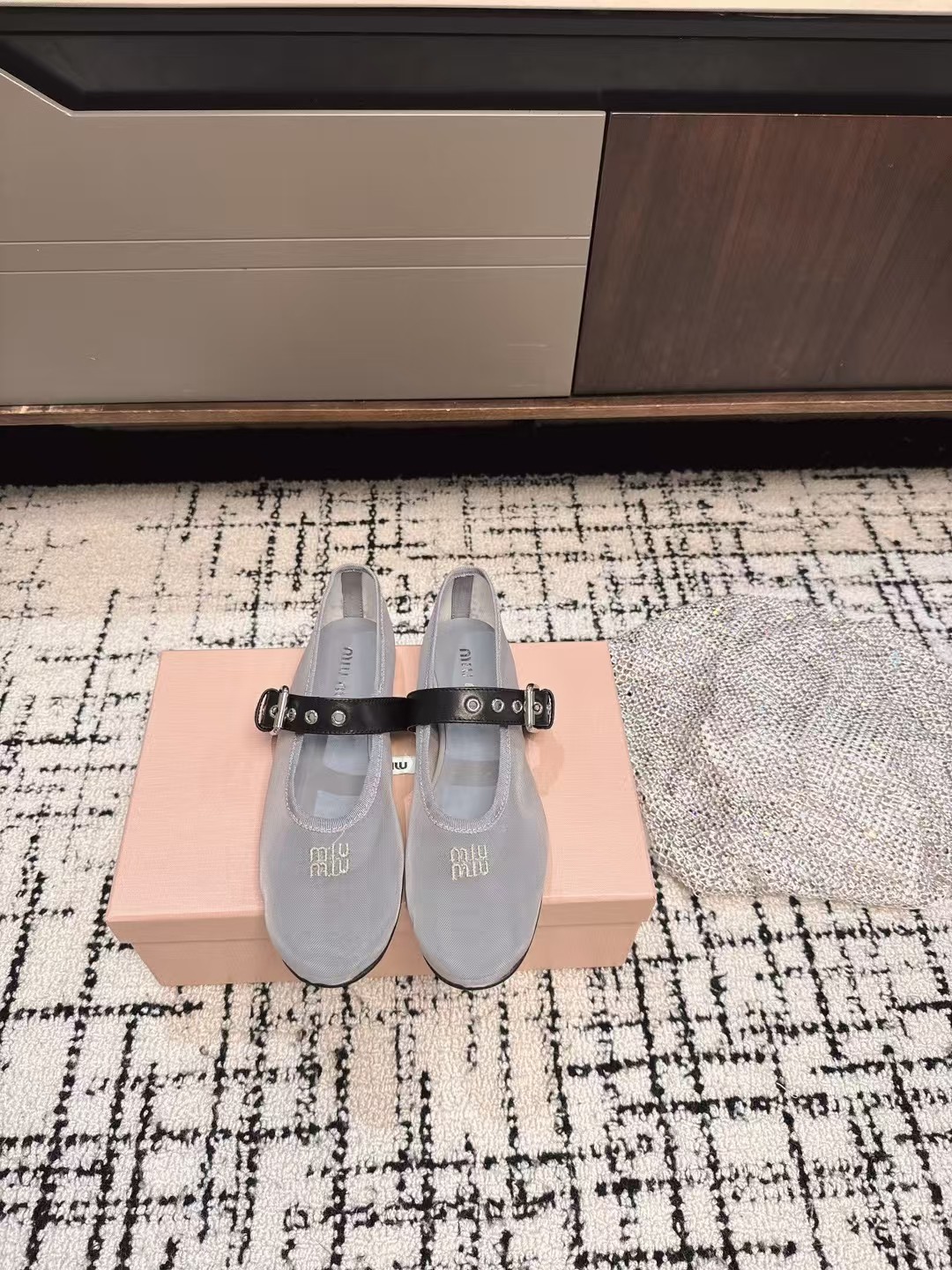 NO:265267,Miu Miu Miu classic ballet shoes are integrated into daily life with the agility of ballet, and portray the classic outline of dance shoes with modern brushstrokes draw inspiration from classic Japanese shoes. Simple but not complicated, suitable for a variety of shapes, and the steps are flexible and fashionable. Fishnet ballet shoes, avant-garde mesh upper is matched with classic ballet shoes, combining soft materials. Breathable mesh upper is both casual and elegant, giving the original sweetness a little unrestrained style. Original rubber non-slip sole Size 35-40, ballet shoes, miumiu19860909缪缪MIuMiu经典芭蕾舞鞋 以芭蕾的灵动意韵融于日常,以现代笔触刻画舞鞋经典轮廓 从经典日式鞋履汲取灵感 简而不繁适合多种造型,步履之间灵动时髦.渔网芭蕾舞鞋,前卫的网眼鞋面搭配经典芭蕾舞鞋型,柔软材质结合.透气网纱鞋面 既随性又优雅,让原本的甜美感多了一分不羁的风格 原版橡胶防滑大底Size 35-40,芭蕾舞鞋,miumiu,Women's Shoes