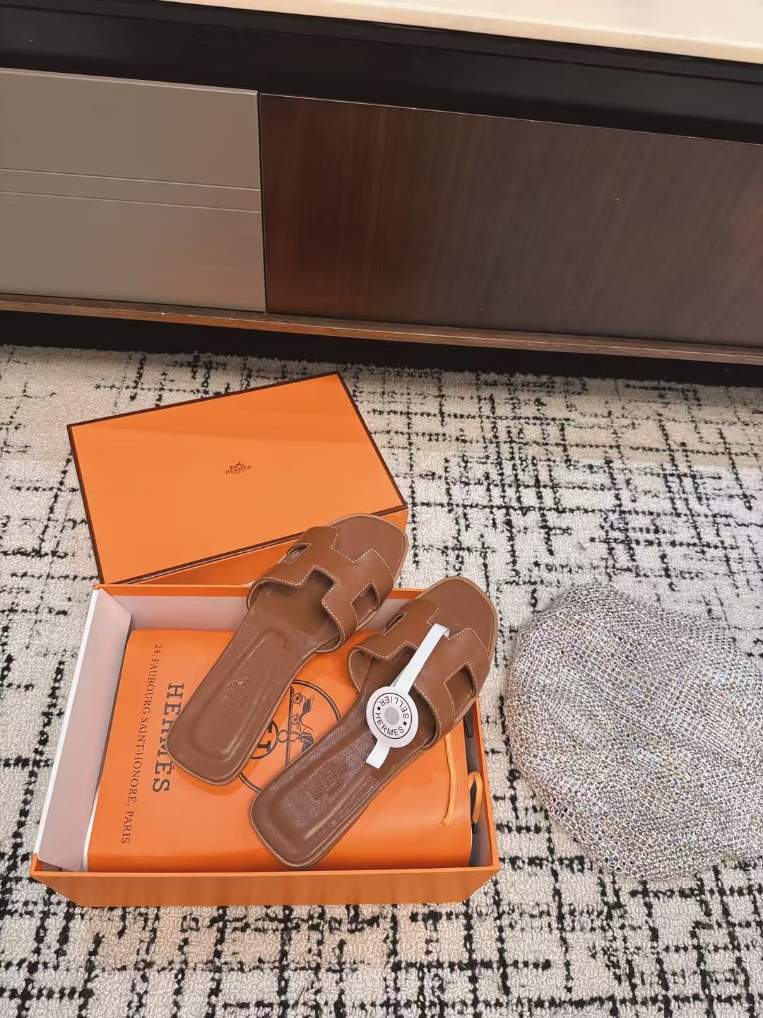 NO:406289,Purchase grade Hermes 25ss Hermes spring and summer classic men's H slippers classic H-drag, a must-have style every summer!  One of the must-have payments for wish List!  Daily outfits, or traveling, so you really shouldn’t be too stylish!  All materials are directly original Italian Hermes materials!  The advantage of genuine Italian leather is that it feels very good and keeps the leather soft and delicate while making the shoes very three-dimensional. Size# Women's model 35-41, (40,41 customized, no return or exchange), slippers, hermes, hermes, slippers19860909代购级 Hermes 25ss爱马仕春夏经典款 男款H拖鞋 经典H拖,每个夏天必入的款式！愿望List必收款之一！日常穿搭,还是出去旅游什么的,真的逼格不要太高！ 所有材料都是直接意大利爱马仕材料原装！ 意大利正品的皮料的好处在于 手感特别好 并且在保持皮料柔软细腻的同时 又会让鞋子整体非常立体  Size#女款35-41,（40,41订做不退换）,拖鞋,hermes,hermes,slippers,Women's Shoes