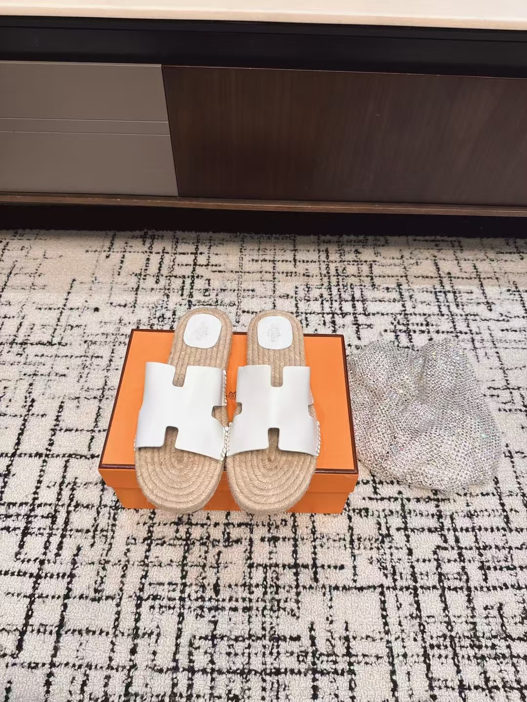 NO:406292,Purchase grade Hermes 25ss Hermes spring and summer classic men's H slippers classic H-drag, a must-have style every summer!  One of the must-have payments for wish List!  Daily outfits, or traveling, so you really shouldn’t be too stylish!  All materials are directly original Italian Hermes materials!  The advantage of genuine Italian leather is that it feels very good and keeps the leather soft and delicate while making the shoes very three-dimensional. Size# Women's 35-41, # Men's 39-45 (46 47 Custom made without return), slippers, hermes, hermes, slippers19860909代购级 Hermes 25ss爱马仕春夏经典款 男款H拖鞋 经典H拖,每个夏天必入的款式！愿望List必收款之一！日常穿搭,还是出去旅游什么的,真的逼格不要太高！ 所有材料都是直接意大利爱马仕材料原装！ 意大利正品的皮料的好处在于 手感特别好 并且在保持皮料柔软细腻的同时 又会让鞋子整体非常立体  Size#女款35-41,#男款39-45（46 47订做不退换）,拖鞋,hermes,hermes,slippers,Women's Shoes