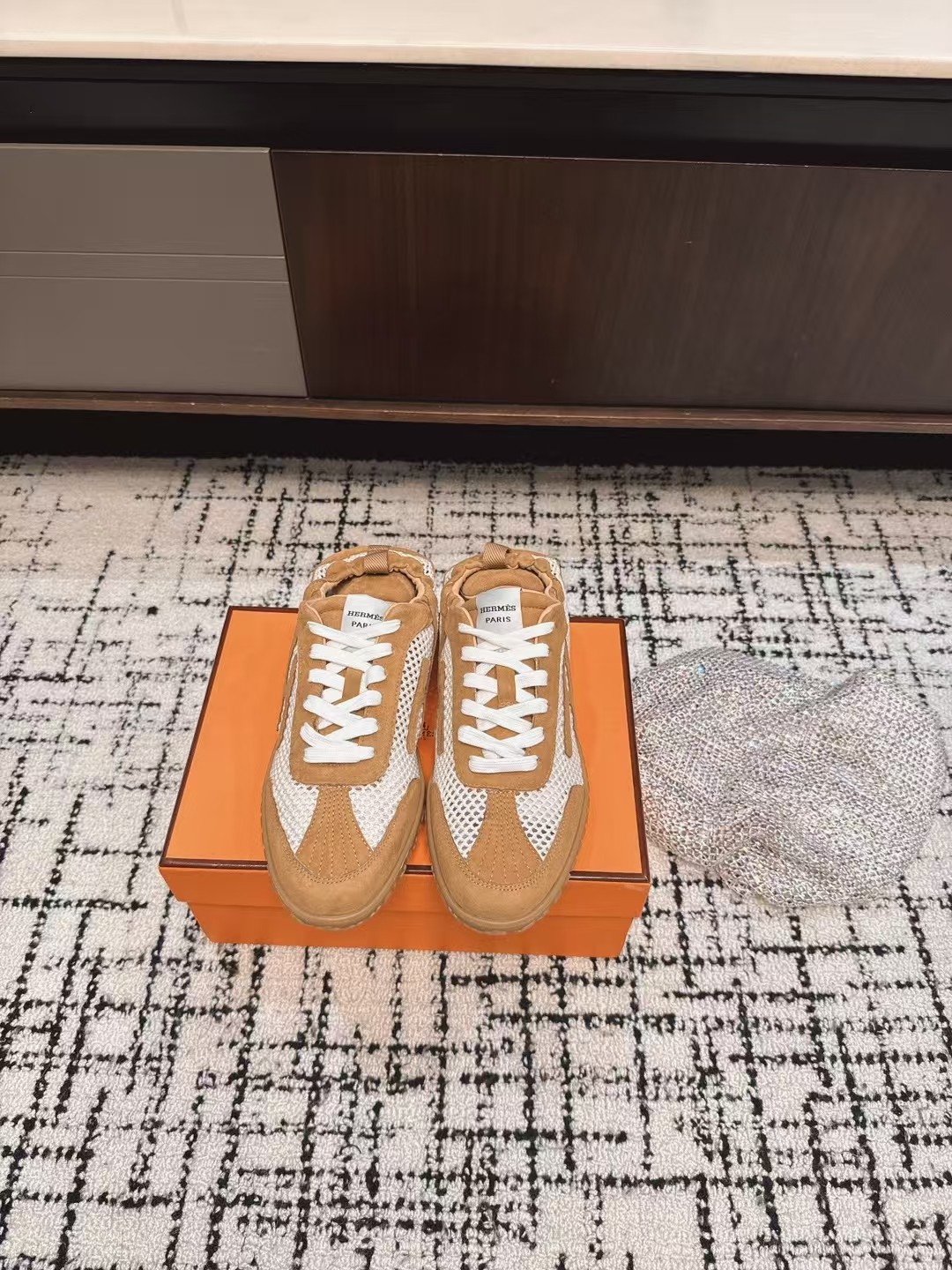 NO:406295,Purchase grade Hermes 25ss Hermes spring and summer classic men's H slippers classic H-drag, a must-have style every summer!  One of the must-have payments for wish List!  Daily outfits, or traveling, so you really shouldn’t be too stylish!  All materials are directly original Italian Hermes materials!  The advantage of genuine Italian leather is that it feels very good and keeps the leather soft and delicate while making the shoes very three-dimensional as a whole. Size#women's 35-41,#men's 39-45, casual shoes/sports shoes, hermes, hermes, sneakers, slippers19860909代购级 Hermes 25ss爱马仕春夏经典款 男款H拖鞋 经典H拖,每个夏天必入的款式！愿望List必收款之一！日常穿搭,还是出去旅游什么的,真的逼格不要太高！ 所有材料都是直接意大利爱马仕材料原装！ 意大利正品的皮料的好处在于 手感特别好 并且在保持皮料柔软细腻的同时 又会让鞋子整体非常立体  Size#女款35-41,#男款39-45,休闲鞋/运动鞋,hermes,hermes,sneakers,slippers,Women's Shoes