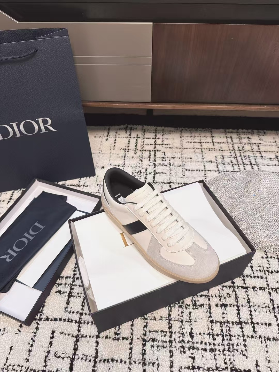 NO:406285,Purchase grade Dior 25Pre-Fall Berlin 01 Couple model Casual moral training shoes The first appearance of B01 in 2004 is called the most beautiful Virtue training in 2025 KJ re-improves the B01. The two designers' different ideas are fusion and collision awards. The predecessor of the German shoes can be traced back to the 1970s. The purpose of manufacturing was to West Germany to create a batch of training shoes suitable for indoor training for soldiers. The German shoes were born. In the late 1990s, the fashion brand Maison Margiela purchased GAT in large quantities and changed them. This German shoes officially started a fashion journey. Size35-46 (female 40 male 45 46 customized for non-return and exchange), casual shoes/sports, dior, sneakers19860909代购级 Dior 25Pre-Fall Berlin 01 情侣款 休闲德训鞋 2004年B01初次登场后续被称为最美德训2025年KJ重新对B01进行改良 两位设计师不同的理念在后进行交融碰撞奖 德训鞋的前身可以追溯到20世纪70年代 当年制造的目的是西德为了士兵制造一批适合室内训练的训练鞋,德训这个鞋型由此诞生. 90年代末时尚品牌Maison Margiela大批量采购GAT,并且把它们进行改头换面,就此德训这个鞋型正式开启了时尚之旅. Size35-46（女40 男 45 46订做不退换）,休闲鞋/运动鞋,dior,sneakers,Women's Shoes