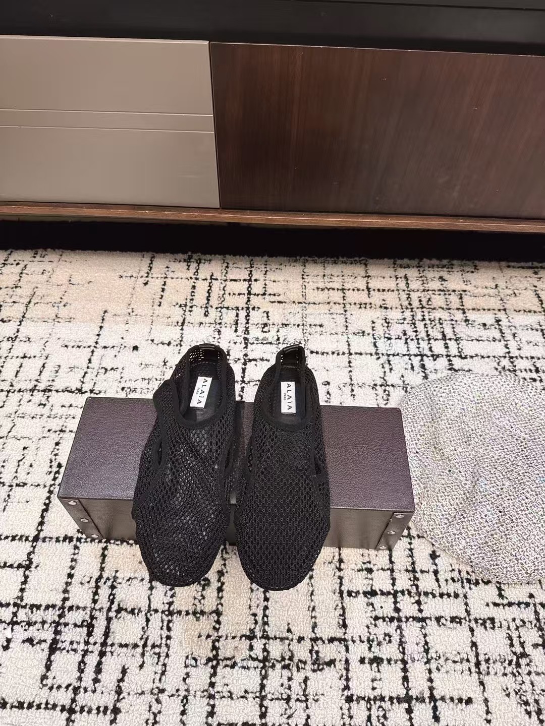 NO:406291,Purchase grade Alaia 25ss new spring and summer style, same style as stars, wearable panacea, fishing net shoes, ballet shoes, light and breathable, summer relaxed aesthetic, breathable mesh, sun and moon, interwoven with a faint sense of translucent aesthetic, mesh design, full breathable, not stuffy, round head design releases toe space, can be worn with thin socks or barefoot, buckle design toes, don't worry about heeling loss when running, original custom mesh material, water dyed sheepskin, outsole original rubber sole Size#35-41 (40 41 custom made, no return or exchange), single shoes, alaia, sheepskin19860909代购级 Alaia 25ss 春夏季新款 明星同款 穿搭万金油 渔网鞋 芭蕾舞鞋 轻盈透气 夏日松弛美学透气网面日月光倾泻 交织出若隐若现的透感美学 网面设计 呼吸感拉满 透气不闷热 圆头设计释放脚趾空间 搭配薄袜或光脚穿都可以 搭扣的设计加持跑步都不用担心掉跟问题 材质原版定制网纱 内里水染羊皮 大底原版橡胶大底 Size#35-41（40 41 订做不退换）,单鞋,alaia,sheepskin,Women's Shoes