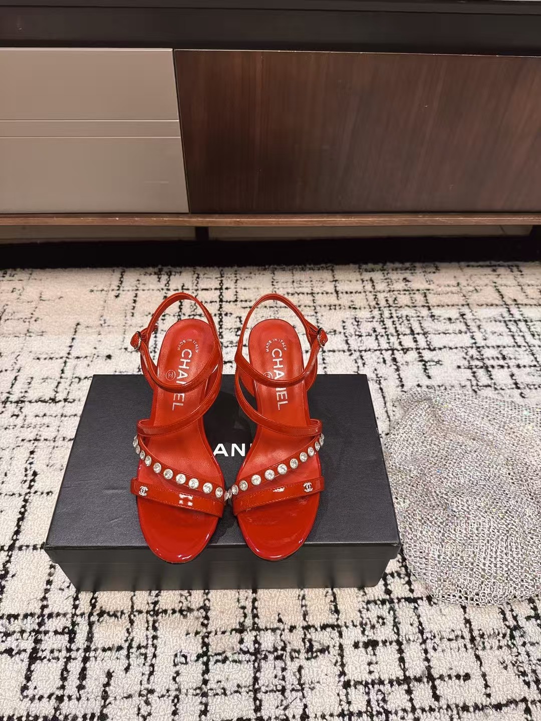 NO:406287,The purchasing agent chanel 25ss Chanel sandals single shoes early autumn series is launched, this season's Xiangjia small hit!  I really love it at first sight, the classic color combination is perfect!  It is really unique and is the biggest highlight of this shoe. It is eye-catching but not exaggerated. It is super cool everyday. It is super versatile no matter whether it is paired with pants, sweatshirts or skirts. It looks good no matter how you wear it. The more you look at it, the more you like it! Imported cowhide upper, mixed-bred sheepskin, outsole, Italian leather outsole, heel height 7.5cm Size#35-40 (40.41 custom made, no return or exchange), high heels, chanel, chanel, chanel, sandals, high heels, hoodie, sweatshirts, skirts, cowhide, sheepskin, Leather soles19860909代购级 chanel 25ss 香奈儿 凉鞋 单鞋早秋系列火爆上新,这一季香家小爆款！ 真的一眼爱了,经典拼色完美搭配！ 真的超级有个性,是这款鞋子最大的亮点,醒目而不浮夸的设计,超日常超酷, 无论搭配裤子卫衣或裙子都超级百搭,怎么穿都好看,越看越喜欢! 鞋面进口牛皮 内里混种羊皮 大底意大利真皮大底 跟高7.5cm Size#35-40（40.41 订做不退换）,高跟鞋凉鞋,chanel,chanel,chanel,sandals,high heels,hoodie,sweatshirts,skirts,cowhide,sheepskin,Leather soles,Women's Shoes