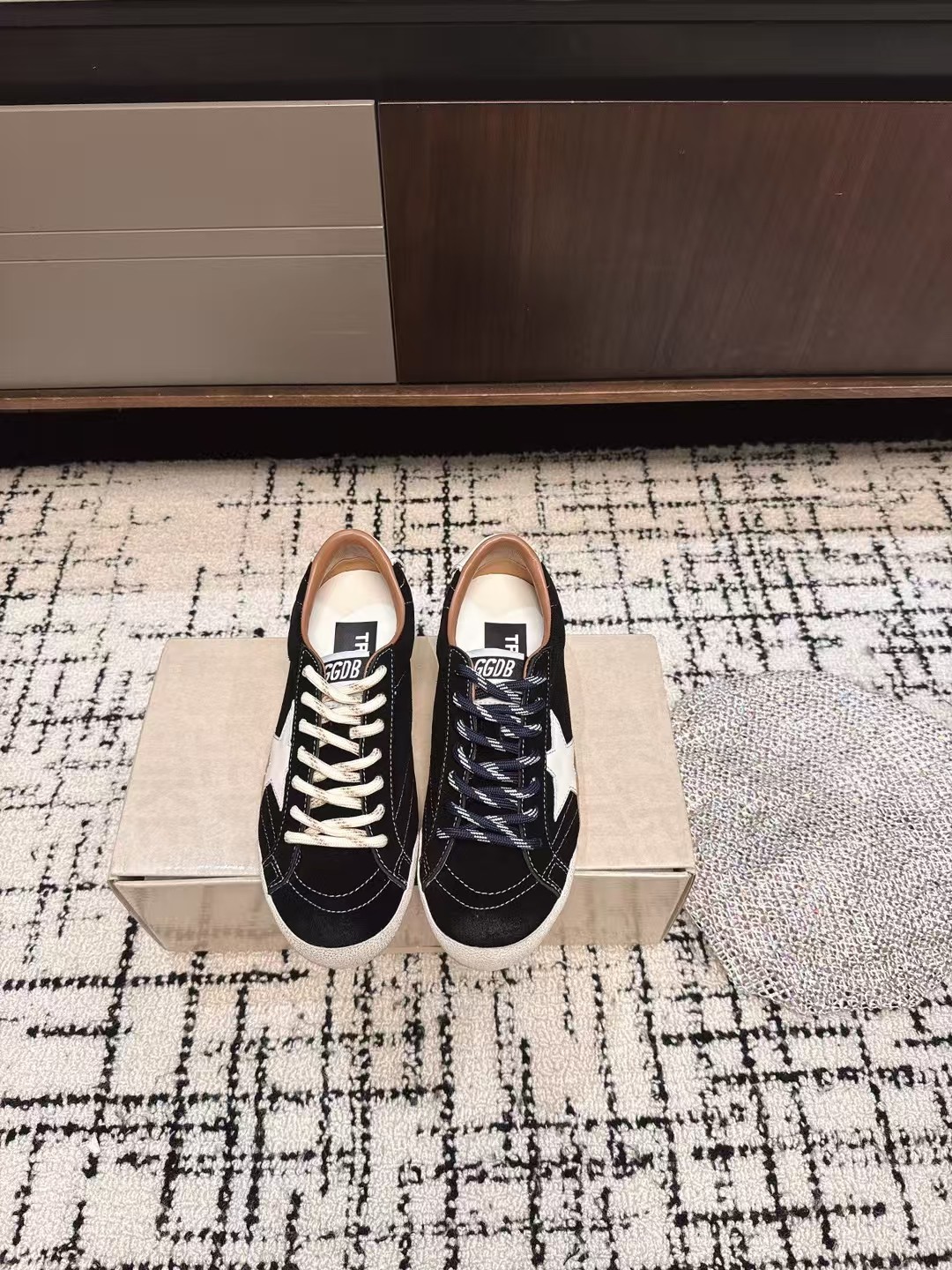 NO:406283,Purchase level GGDB~~Golden Goose 25ss Couple Model German Training Shoes The best version on the entire network is not convinced. #ggdb classic couple model small dirty shoes~~ To the extent that it is popular, white shoes, and all kinds of small dirty shoes are worn!  Celebrity private server demonstration × It’s so versatile!  No need to worry about washing shoes anymore!  Original custom cowhide (the essence of old making) inner towel + cowhide foot pad, original mold opening 3.5cm high-rise latex insole... irregular hand-polished upper, even the soles are polished and worn~~ Size# Women's 35-40 (40 custom made without return or exchange), casual shoes/sports shoes, sneakers, cowhide19860909代购级 GGDB~~Golden Goose 25ss 情侣款 德训鞋 全网最好版本不服来比 # ggdb经典情侣款小脏鞋~~火红程度上怼小白鞋,下踩各类小脏鞋！ 明星私服上脚示范 ×就是这么百搭 ！再也不用担心洗鞋的问题啦！ 鞋面原版定制牛皮（做旧精髓所在）内里毛巾+牛皮垫脚,原版开模3.5cm内增高乳胶鞋垫…… 不规则手工打磨做破鞋面,就连鞋底也是打磨做旧的~~ Size#女35-40（40订做不退换）,休闲鞋/运动鞋,sneakers,cowhide,Women's Shoes