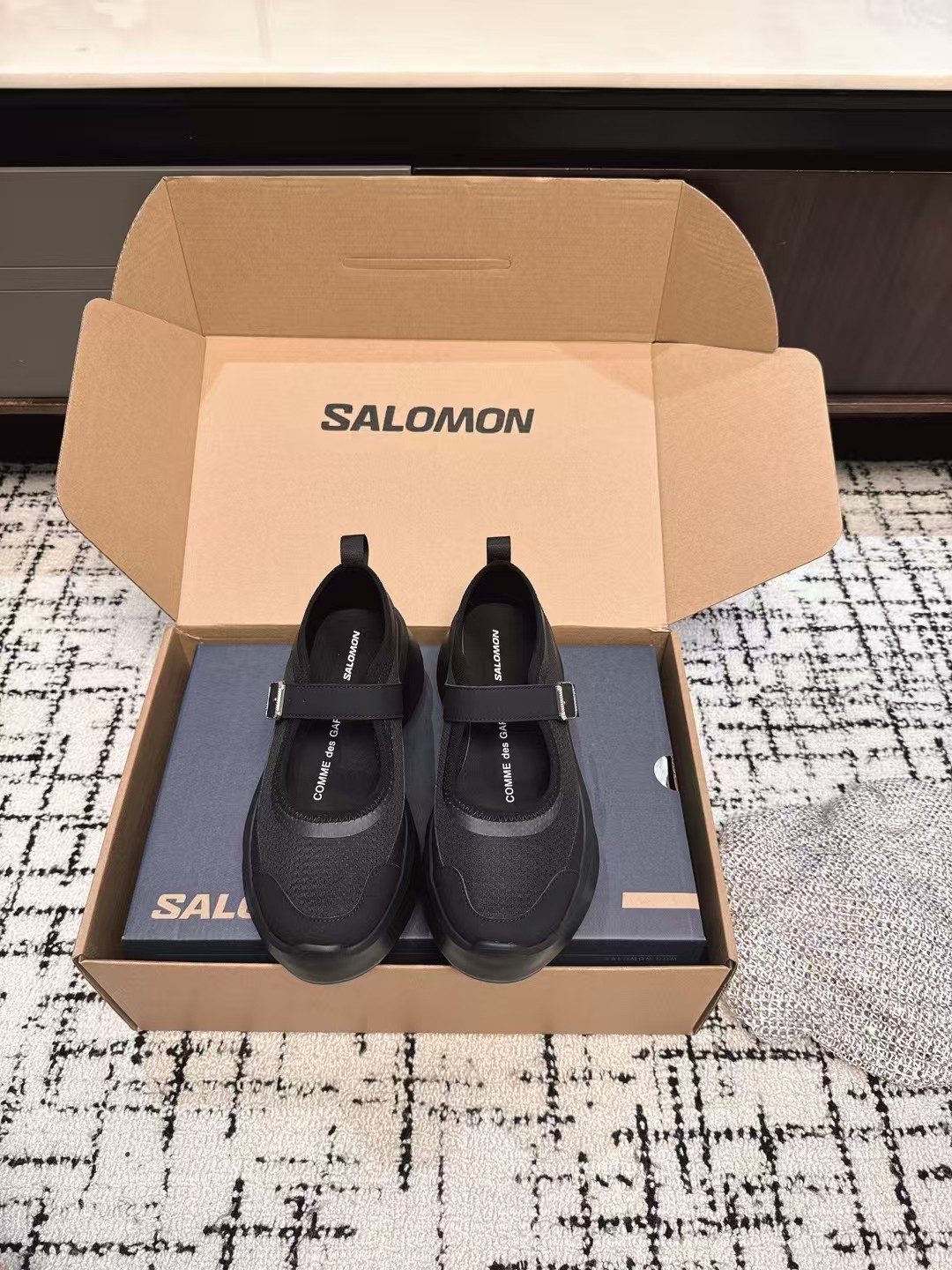 NO:406279,Purchase grade CDG x Salomon Co-branded XT-6 series Thick sole casual sneakers Original purchase and development Continue the brand design genes, integrating simple design and practical technology The joint shoes are still in a simple black and white color scheme, and the brand words on the shoes also reflect a minimalist design style. With the Contagrip rubber thick sole design, the reinterpreted upper part replaces the previous drawstring shoelaces with Pulsar Advanced sole cover outline, and is decorated with details such as mesh, tear-resistant upper, waterproof rubber strips and nylon pull rings Fabric: Original custom imported technology fabric Inner: Original imported breathable mesh Outsole: Original mold-opening ultra-light foaming material Sole thickness: 6.5CM Size#34-40 (34  40 customized products without return or exchange), casual shoes/sports shoes, sneakers19860909代购级 CDG x Salomon 萨洛蒙 联名款XT-6 系列 厚底 休闲 运动鞋 原版购入开发 做货 延续品牌设计基因,融合简约的设计和实用的技术性 联名鞋款依旧是黑白简约配色,鞋身上的品牌字样也体现出极简主义的设计风格 搭配Contagrip 橡胶厚底鞋底设计,重新演绎的鞋面部分则以Pulsar Advanced袜套式轮廓替换了之前抽绳鞋带 并饰有网眼、抗撕裂材质鞋面、防水胶条以及尼龙拉环等细节 面料: 原版定制进口科技面料 内里: 原版进口透气网里 大底: 原版开模超轻发泡材质 底厚: 6.5CM Size#34-40（34 40订做不退换）,休闲鞋/运动鞋,sneakers,Women's Shoes