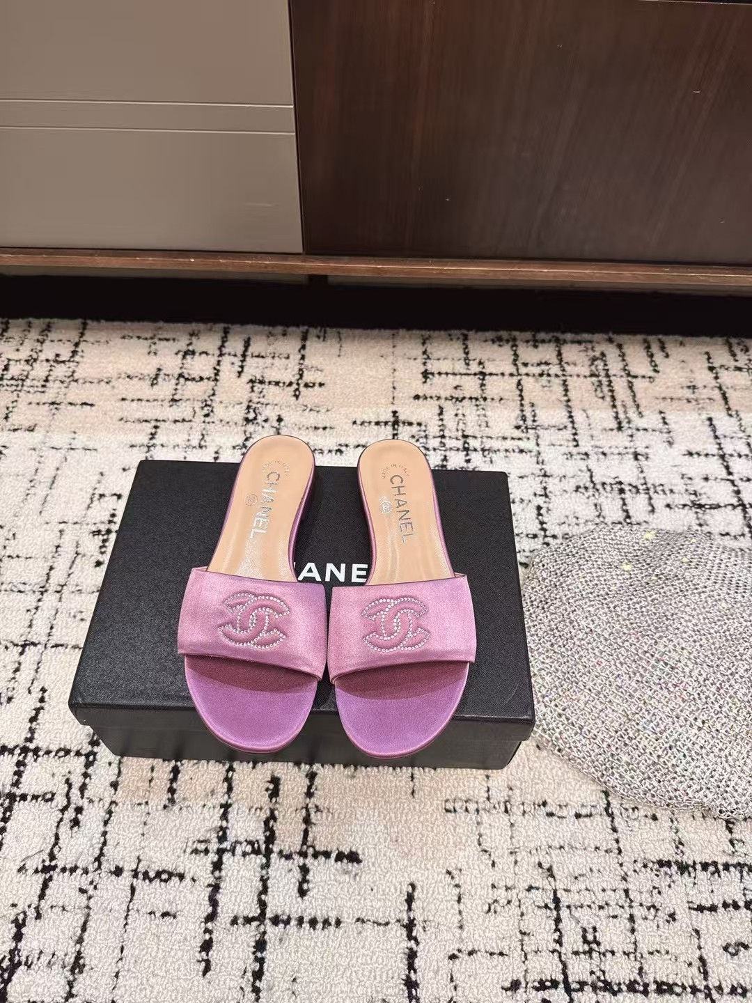 NO:406274,Purchase level CHANEL 25ss Spring and Summer Slippers Series Chanel The king of domestic and foreign counters is out of stock. I finally got it after searching all the domestic counters. I was so surprised when I saw the real thing when I opened the box. I liked it so much. I called on my best friends to group to buy it and grab it, and it was rising. I was named by major bloggers. I really love it. I am invincible and beautiful. It looks like a variety of combinations. I wear it at will. It is very convenient to wear Velcro. It is very convenient to hold. This series is now available for sale!  Outsole leather outsole Size#35-41 (40 41 custom made without return or exchange), slippers, chanel, chanel, slippers, Leather soles19860909代购级 CHANEL 25ss 春夏拖鞋 系列 香奈儿 国内国外专柜断货王,找遍国内专柜心心念念终于到手 第一眼开箱看到实物让我太惊讶了,太喜欢了呼吁闺蜜们组团购买疯抢度蹭蹭蹭上涨 被各大博主点名沙滩拖鞋真的是超级爱了,上脚无敌好看简直万种搭配,随意穿搭拿捏的稳稳的,魔术贴f穿着非常方便 hold的各种穿搭场合,本系列现已登陆发售！ 大底真皮大底 Size#35-41（40 41订做不退换）,拖鞋,chanel,chanel,slippers,Leather soles,Women's Shoes