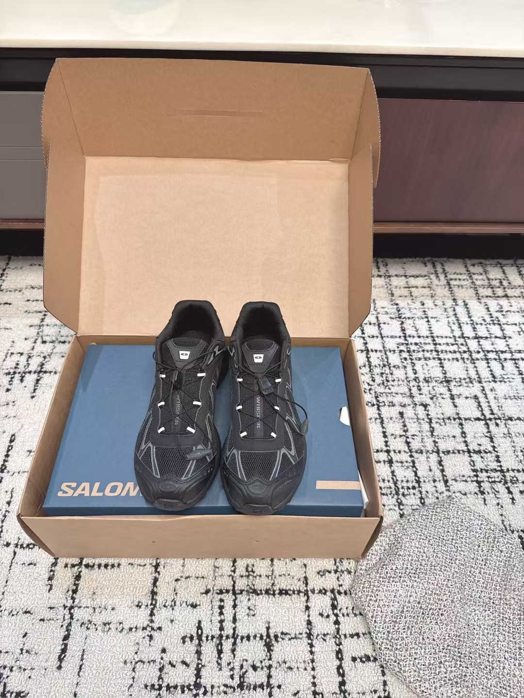 NO:406271,SALOMON XT WHISPER Outdoor casual sports shoes Many celebrity fashion bloggers buy grassland versions to develop and make products. A brand new interpretation focuses on its aerodynamic appearance, the iconic white and cream color bring urban style. The other pair is made of pure black to highlight the textured details. The iconic sneakers are refined into a new urban classic to bring quiet fabrics to SALOMON Original imported cowhide/breathable mesh inner surface Original imported breathable mesh inner sole Original open mold anti-slip rubber outsole Size: Women 35-40, casual shoes/sneakers, cowhide19860909SALOMON XT WHISPER 萨洛蒙 户外休闲 运动鞋 超多明星时尚博主种草原版购入开发 做货 全新演绎的专注于其空气动力学的外观上,标志性白色与奶油色带来都市风格 另一双则以纯粹的黑色打造 突出富质感的细节 标志性运动鞋被提炼为新的都市经典 为 SALOMON带来静谧气息面料 原版进口牛皮/透气网面内里 原版进口透气网里 鞋底 原版开模防滑橡胶大底Size: 女35-40,休闲鞋/运动鞋,sneakers,cowhide,Women's Shoes