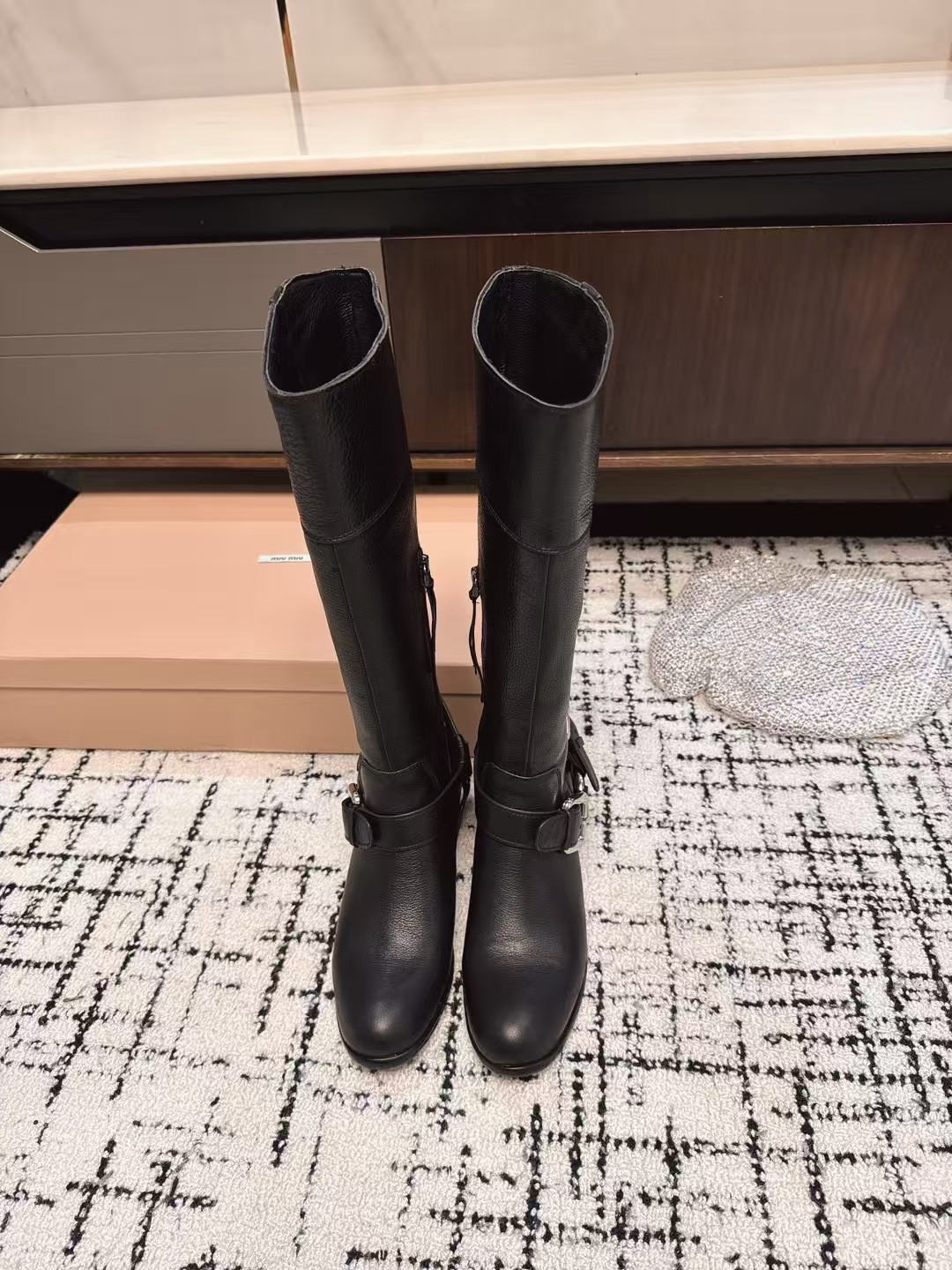 NO:411836,Purchase grade Miu Miu 25s classic catwalk early autumn motorcycle boots, thick heel belt buckle retro motorcycle western boot series, boots that can be worn in summer are here, king-fried style, the overall design reveals Bohemian casualness and freedom, the unique wrapping belt gives people a feeling of freedom and unrestrainedness, the boot barrel is actually quite loose, the kind that covers the flesh, and whoever wears it looks good. Any combination is light and beautiful! The original hardware buckles purchased in China are all copper-plated with molds. The texture and material are no different from zp! We used Italian cowhide original embryos to make artificial retro color. The color and weight of the whole boots are the same as the counter! The entire cowhide is used inside the boot, we refuse to use leather, high-end customization, original TPU mold bottom! ! Materials original oil wax cowhide inner lining, cowhide footbed Size#35-39 (40 customization), boots, miumiu, boots, cowhide19860909代购级 Miu Miu 25s经典走秀早秋机车靴 粗跟皮带扣复古机车西部靴子系列 夏天都可以穿的靴子来了 王炸款 整体设计透露着波希米兰的随性和洒脱 极具特色的缠绕带 给人一种自由不羁的感觉 靴筒其实也是蛮宽松的 无敌遮肉那种 回头率谁穿谁好看 随便一搭配轻都很美！ 国内购入原版五金扣全部开模镀铜 质感和材质与zp无差别！ 皮料我们是用的意大利牛皮原胚又做了人工复古擦色 整靴颜色和重量跟专柜一致！ 靴筒內里采用整张牛皮我们拒绝用拼皮 高端定制 原版TPU模具大底！！ 材料原版油腊牛皮 内里原版牛皮里,牛皮垫脚 Size#35-39（40定制）,靴子,miumiu,boots,cowhide,Women's Shoes