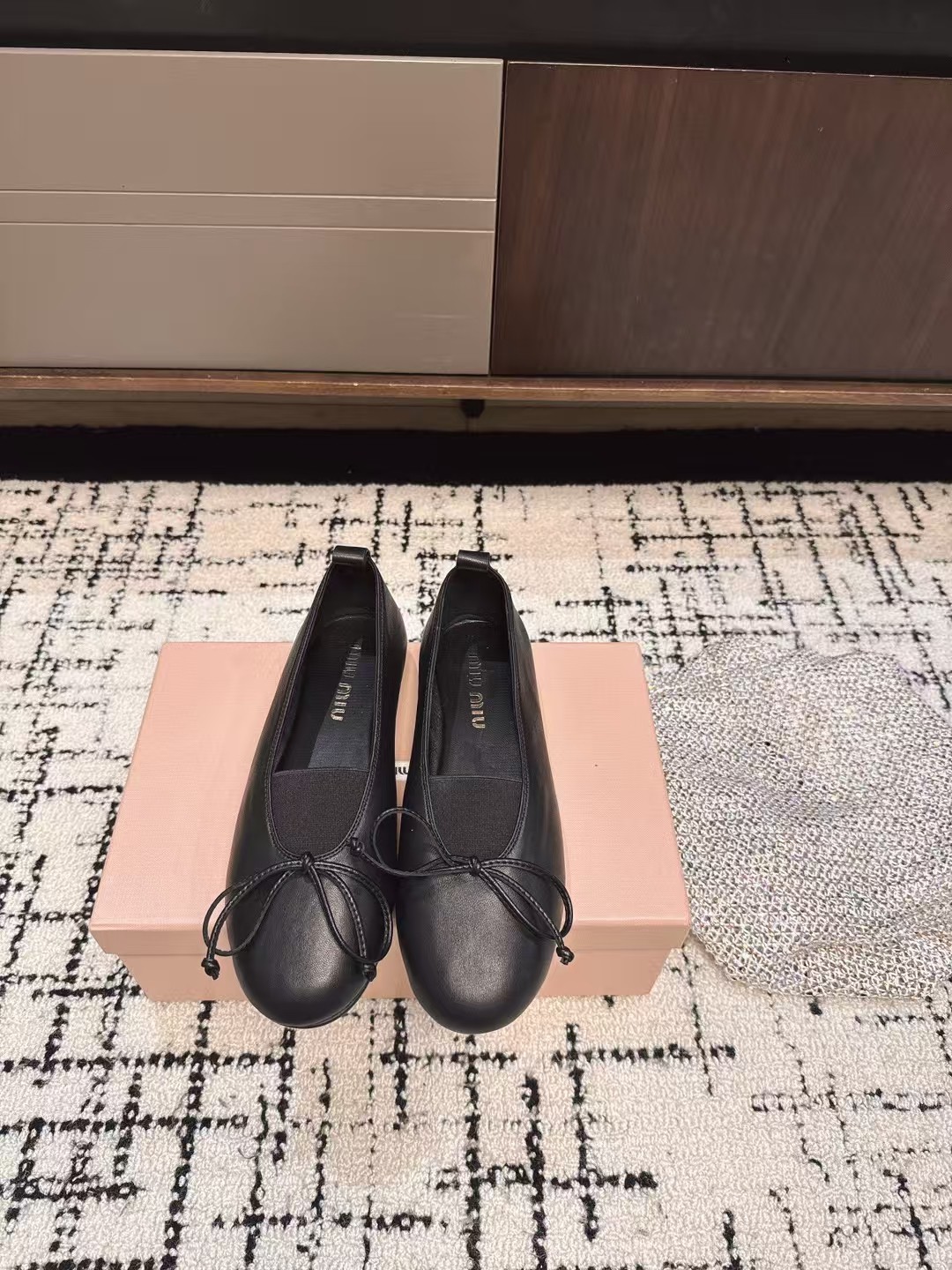 NO:406265,Miu Miu Miu latest fairy ballet shoes. Many celebrity celebrity grasses are integrated into daily life with the agility of ballet, and portray the classic outline of dance shoes with modern brushstrokes. Draw inspiration from classic Japanese shoes. Simple but not complicated, suitable for a variety of shapes. Agile and fashionable ballet shoes between steps. Avant-garde upper is matched with classic ballet shoes, combining soft materials. Sheepskin upper sheepskin inner sheepskin inner is super soft and skin-friendly, both casual and elegant, giving the original sweetness a little unrestrained style. Original rubber non-slip sole Size 35-40, ballet shoes, miumiu, sheepskin19860909缪缪 MIuMiu最新款仙女芭蕾舞鞋  超多明星网红种草 以芭蕾的灵动意韵融于日常,以现代笔触刻画舞鞋经典轮廓 从经典日式鞋履汲取灵感 简而不繁适合多种造型,步履之间灵动时髦芭蕾舞鞋,前卫的鞋面搭配经典芭蕾舞鞋型,柔软材质结合 羊皮鞋面 羊皮内里 超级柔软亲肤 既随性又优雅,让原本的甜美感多了一分不羁的风格 原版橡胶防滑大底Size 35-40,芭蕾舞鞋,miumiu,sheepskin,Women's Shoes