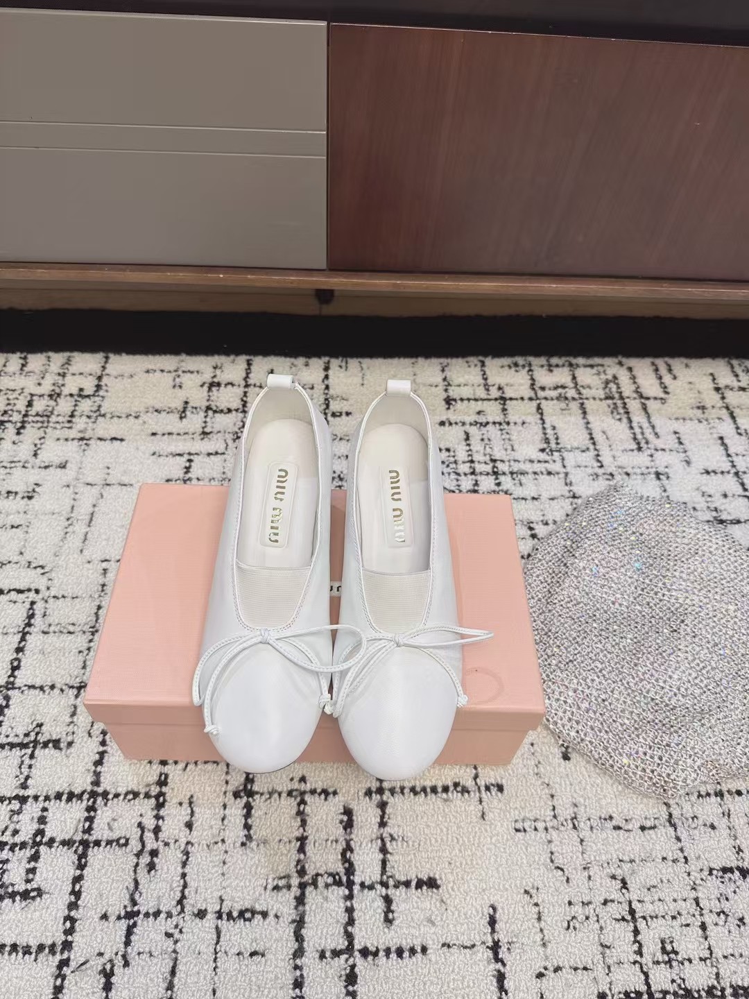 NO:406261,Miu Miu Miu latest thick-heeled fairy fashion shoes. Many celebrity celebrity grasses are integrated into daily life with the agility of ballet, and portray the classic outline of dance shoes with modern brushstrokes. Draw inspiration from classic Japanese shoes. Simple but not complicated, suitable for a variety of shapes. The avant-garde upper is matched with classic ballet shoes, and the combination of soft materials. Sheepskin upper sheepskin inner sheepskin inner is super soft and skin-friendly. It is casual and elegant. The heel height is 6.5CM, which adds an unruly style to the original sweetness. Italian leather outsole Size 35-40, single shoes, miumiu, sheepskin, Leather soles19860909缪缪 MIuMiu最新款粗跟仙女时装鞋  超多明星网红种草 以芭蕾的灵动意韵融于日常,以现代笔触刻画舞鞋经典轮廓 从经典日式鞋履汲取灵感 简而不繁适合多种造型,步履之间灵动时髦芭蕾舞鞋,前卫的鞋面搭配经典芭蕾舞鞋型,柔软材质结合 羊皮鞋面 羊皮内里 超级柔软亲肤 既随性又优雅,跟高6.5CM让原本的甜美感多了一分不羁的风格 意大利真皮大底Size 35-40,单鞋,miumiu,sheepskin,Leather soles,Women's Shoes