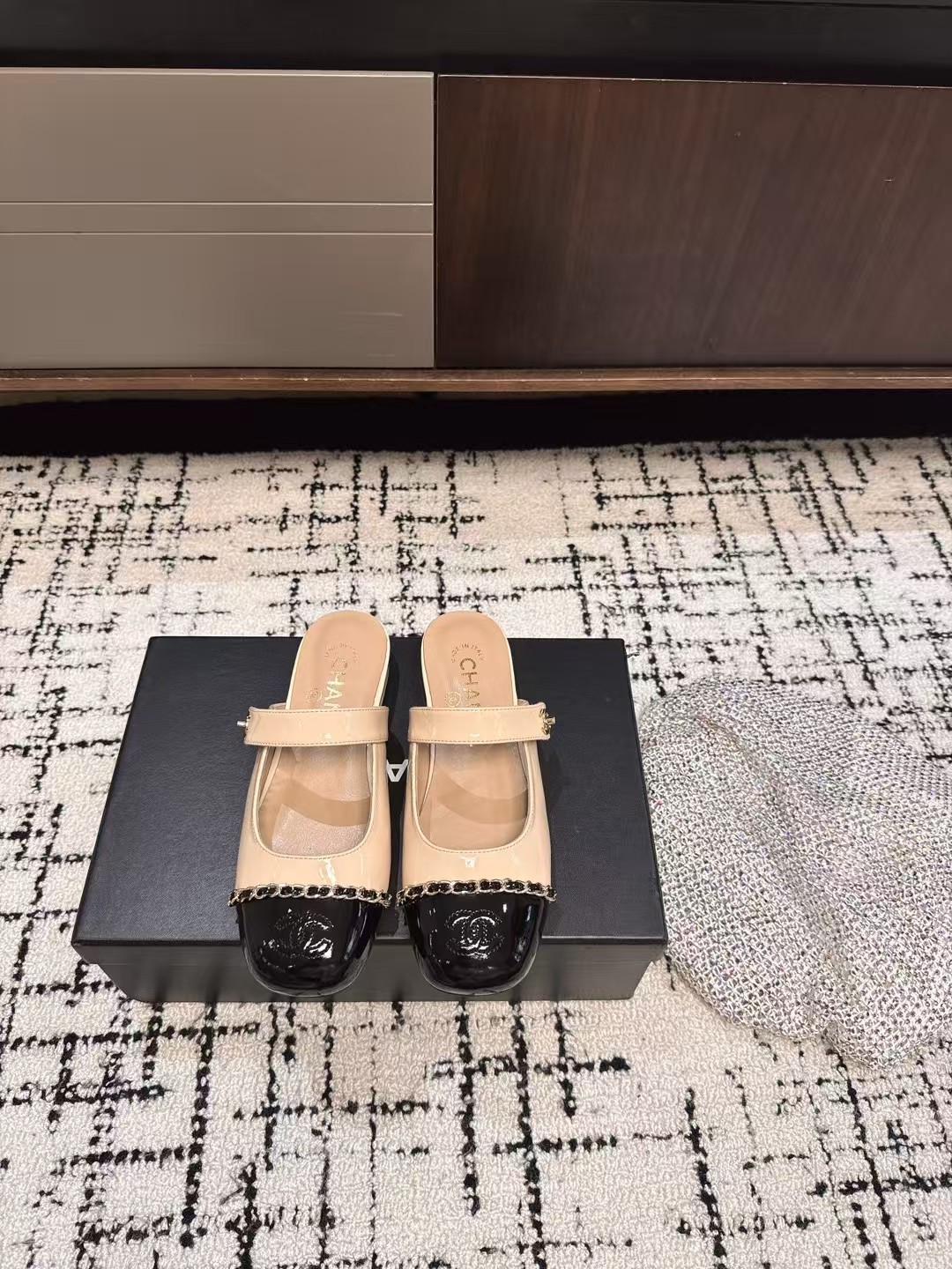 NO:406293,Chanel CHANEL Spring and Summer latest fashion shoes. Many internet celebrity fashion bloggers plant grass. High-end and comfortable, with goddess skirts, irregular small round toes. Exclusive high heels for dinner series throughout the season. They are simple and detailed. They are easy to wear without tiring their feet. They are imported mesh fabric mixed-bred sheepskin inner sheepskin insole sheepskin sole Italian leather outsole height 6.5CM Size35-41 (40 41 custom made without return), semi-torque, chanel, chanel, high heels, skirts, sheepskin, Leather soles19860909香奈儿CHANEL春夏最新款时装鞋 超多网红时尚博主种草 高级感舒适,配女神们的半身裙,不规则的小圆头,晚宴系列专属高跟鞋贯穿整季lookbook完全戳中我,简单又不失细节,好穿不累脚, 鞋面进口网布混种羊 内里羊皮 鞋垫羊皮 鞋底意大利真皮大底 高度6.5CM Size35-41（40 41订做不退换）,半拖,chanel,chanel,high heels,skirts,sheepskin,Leather soles,Women's Shoes