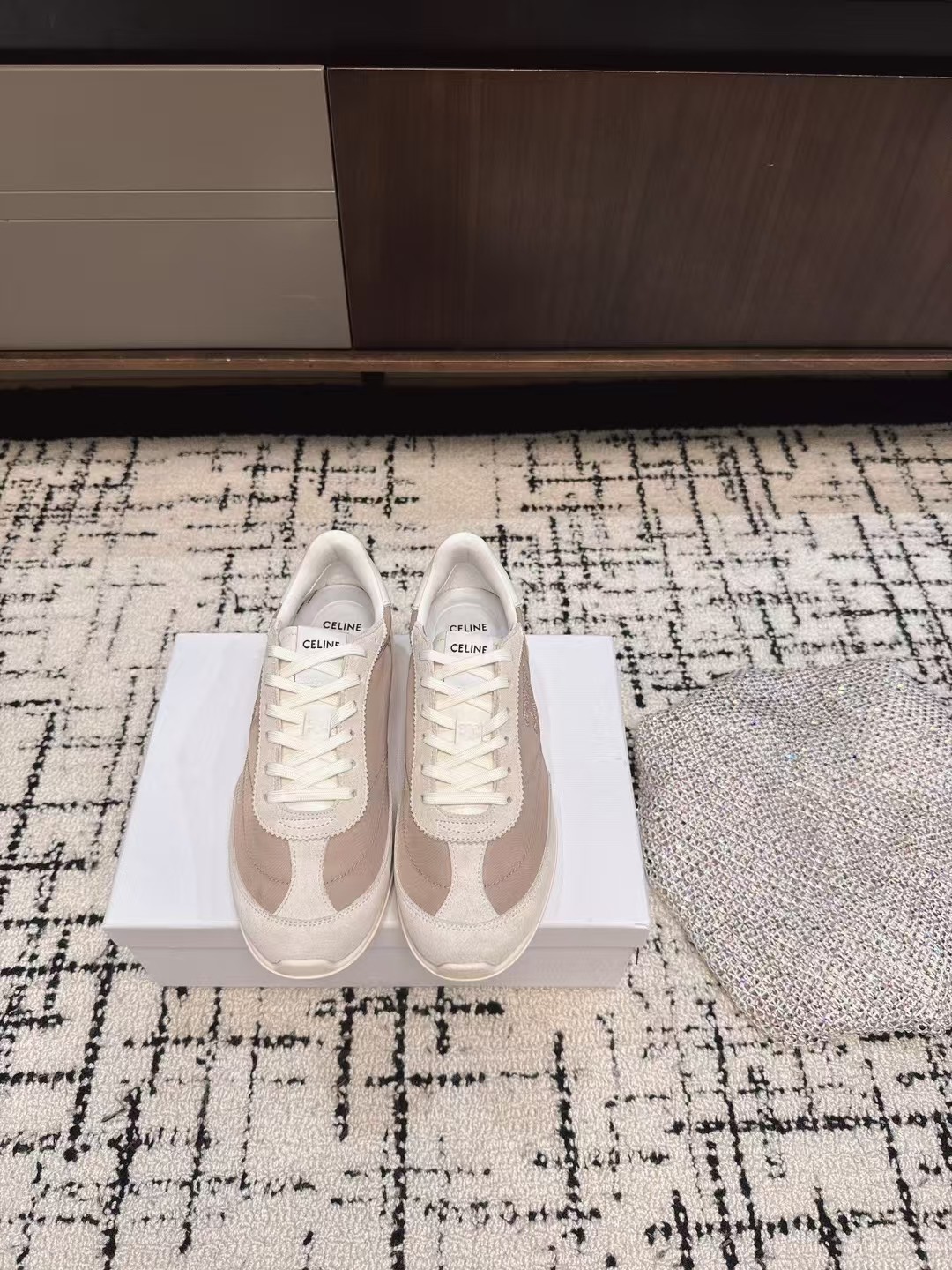 NO:406286,CELINE's latest Racer series for spring and summer Forrest Gump shoes, sports shoes, many celebrity fashion bloggers plant grass, Forrest Gump shoes, classic design is never out of date, cool and versatile, whether it is sports style or casual wear on the street, it can perfectly adapt, easily improving the texture of the overall shape. Moreover, the design of this pair of shoes is very suitable for the foot shape, not tired of walking, and is also breathable in spring and summer, and will not sweat. Whether you are shopping, traveling or exercising, it can become your best match. The upper is high mercerized cowhide splicing breathable cloth Original private molding outsole Size35-40, casual shoes/sports shoes, celine, sneakers, cowhide19860909CELINE思琳春夏最新款Racer系列 阿甘鞋 运动鞋 超多明星时尚博主种草 阿甘鞋鞋型设计经典永不过时 酷帅又百搭无论是运动风穿搭 还是日常出街的休闲装,它都能完美适配,轻松提升整体造型的质感 而且这双鞋的设计很贴合脚型,走路不累脚,春夏穿着也很透气,不会闷汗 不管你是去逛街、旅行还是运动,它都能成为你的最佳搭子 鞋面高丝光牛皮拼接透气布 原版私模大底Size35-40,休闲鞋/运动鞋,celine,sneakers,cowhide,Women's Shoes