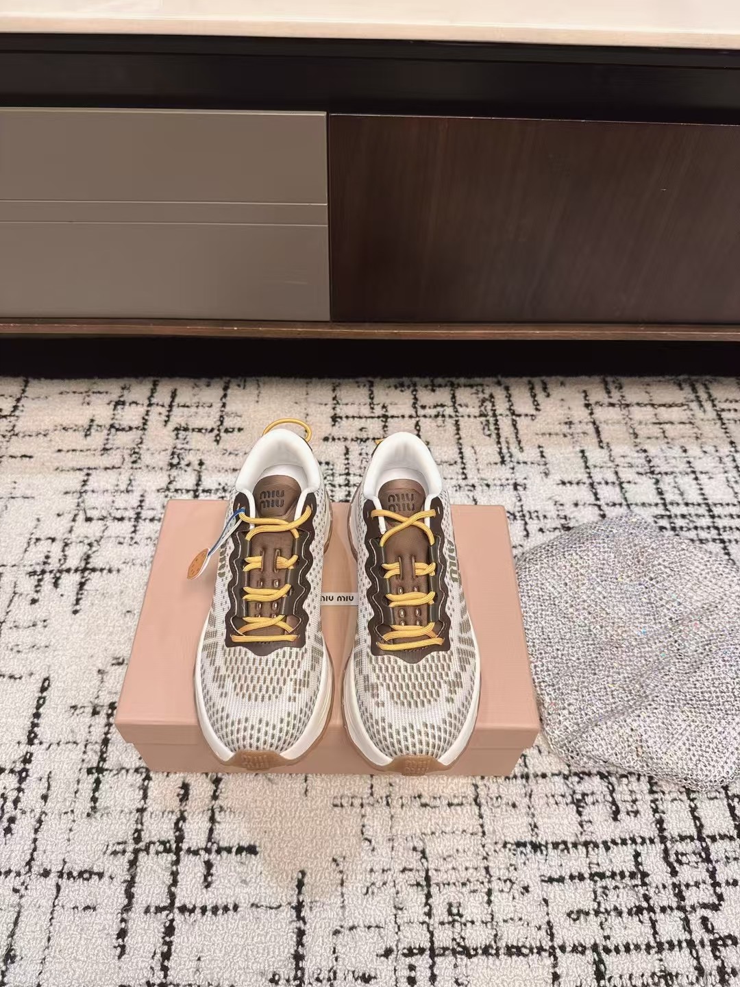 NO:406290,Miumiu 25 latest American dad shoes sports shoes ~ The most popular sneakers with a look is a must-have ~ fashionable, high-end, easy to match with the feet, a must-have for the year The latest catwalk sports dad shoes are a hit by domestic and foreign bloggers, Xiaohongshu grass planting series, retro and fashionable, beautiful and thick-soled sports shoes design, with a recognizable tongue, creating a Buddhist sweet casual style~~ The aura on the feet is very casually matched, mainly a fashionable original woven fabric surface, mixed-bred sheepskin lining, original private model outsole Size.35-40, casual shoes/sports shoes, miumiu, sneakers, sheepskin19860909miumiu缪缪25最新款美式老爹鞋 运动鞋 ~ 颜值担当火爆款运动鞋 不得不入的一款～时尚,高级 随意搭配上脚非常舒适,年度必入款 最新走秀款运动老爹鞋国内外博主刷爆的一款,小红书种草系列,复古又时髦上脚美炸了厚底运动板鞋设计,极具辨识度的鞋舌,打造佛系甜美的休闲风~~上脚气场十足随意搭配 主打一个时尚 原版织布面 内里混种羊皮里,原版私模大底 Size.35-40,休闲鞋/运动鞋,miumiu,sneakers,sheepskin,Women's Shoes