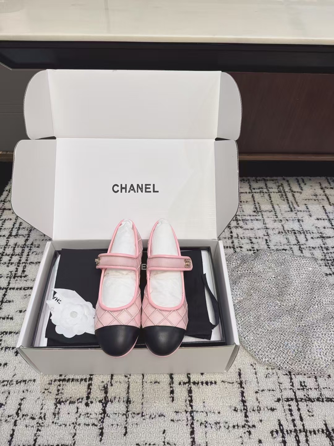 NO:407313,Dongguan purchasing grade (official website synchronous box packaging) Chanel25ss Mary Jane single shoes Original 1:1 cut Chanel Chanel 100 years classic Round-toe Mary Jane single shoes Not many good quality, truly making it easy to enter and exit the counter without pressure. Regardless of last shape, material selection, and manufacturing process, they are genuine craftsmanship, very exquisite. Custom fabric mesh, imported sheepskin inside (sweat absorbing soft) Sole Italian special A-grade genuine leather sole (non-market ordinary thin sole) Size#35-41 (customized for 40.41), single shoes, chanel, chanel, mary jane, sheepskin19860909东莞代购级（官网同步盒包装） Chanel25ss 玛丽珍单鞋 原版1:1切割而成 Chanel香奈儿万年经典 圆头玛丽珍单鞋 好品质不多 真正做到随便进出专柜无压力 无论楦型、材料选择、制造工艺都是正品工艺,十分考究. 面料定制网纱 内里进口绵羊皮（吸汗柔软） 鞋底意大利特A级真皮底（非市场普通薄底） Size#35-41（40.41定做）,单鞋,chanel,chanel,mary jane,sheepskin,Women's Shoes