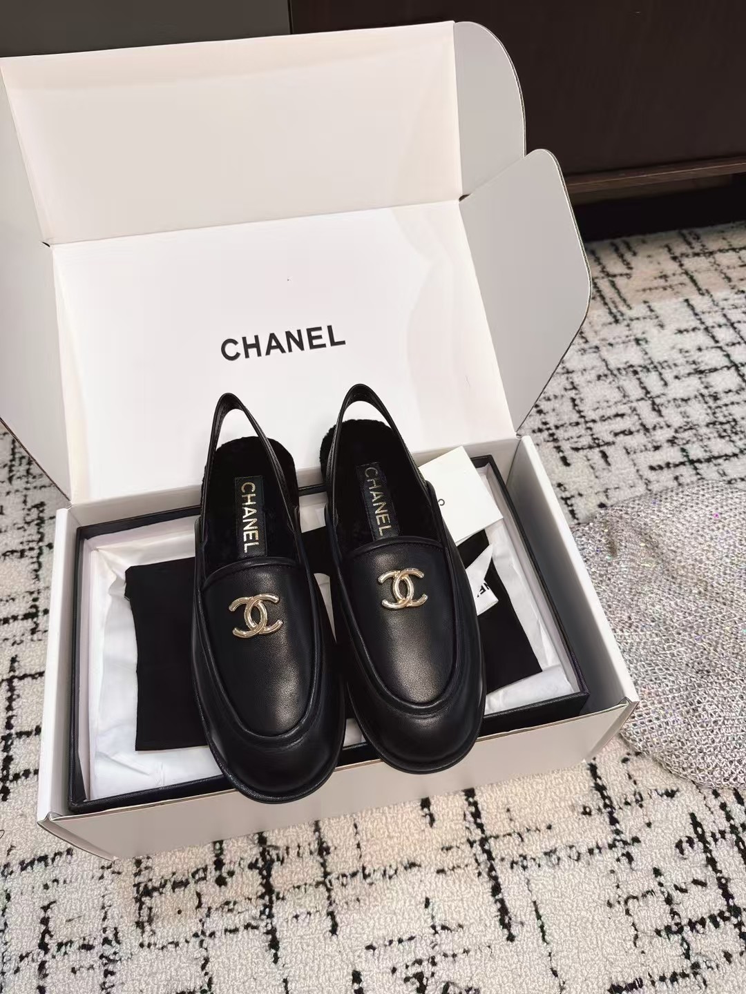 NO:407374,Dongguan purchasing grade (official website synchronous box packaging) Chanel25ss Mau Mao Loafers Original 1:1 cut Chanel Chanel double-buckle hardware classic for thousands of years, not many good quality, truly achieve no pressure when entering and leaving the counter, regardless of last shape, material selection, and manufacturing process, they are genuine craftsmanship, very exquisite. Fabric original suede (sheepskin) inner wool sole Italian special A-grade genuine leather sole (non-market ordinary thin sole) Size#35-41 (customized for 40.41), sandals, chanel, chanel, loafers, sandals, sheepskin, chamois leather19860909东莞代购级（官网同步盒包装） Chanel25ss 毛毛乐福鞋 原版1:1切割而成 Chanel香奈儿双扣五金万年经典 好品质不多 真正做到随便进出专柜无压力 无论楦型、材料选择、制造工艺都是正品工艺,十分考究. 面料原版麂皮（羊皮)内里羊毛鞋底意大利特A级真皮底（非市场普通薄底） Size#35-41（40.41定做）,凉鞋,chanel,chanel,loafers,sandals,sheepskin,chamois leather,Women's Shoes