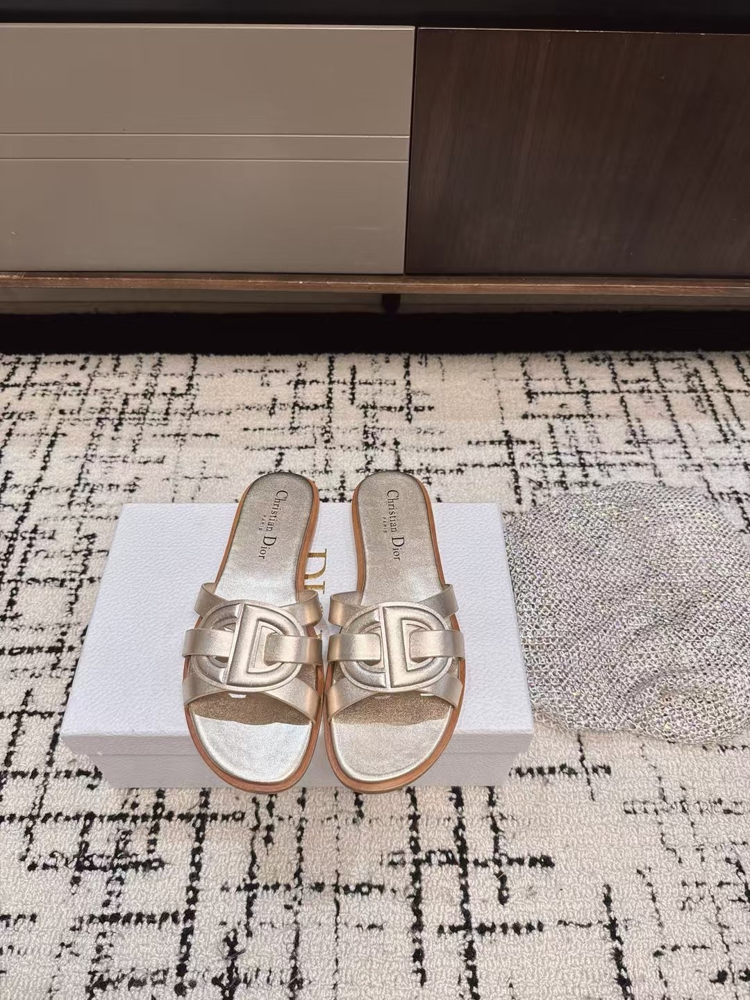 NO:411829,Dior: lazy people, a must-have for leisure!  The concave and convex and convex logo is an excellent match with the most fashionable queen!  The comfort is so good, the beauty is really beautiful, the position just can reveal the seams of the feet, it is really sexy~ the letter logo design is very special!  , The original leather is easy to control!  Upper: cowhide footbed sheepskin heel height 1.cm sole genuine leather outsole size 35-40, slippers, dior, dior, slippers, cowhide, sheepskin, Leather soles19860909Dior 迪奥懒人拖,休闲必选！ 凹凸感带Logo 搭配最潮女王的绝佳搭配！舒服感爆棚,美是真的美,位置刚好可以露脚缝, 真的很sexy～字母logo设计很特别！,原厂皮料很好驾驭！ 鞋面:牛皮 垫脚羊皮 跟高1.cm 鞋底真皮大底 码数35-40,拖鞋,dior,dior,slippers,cowhide,sheepskin,Leather soles,Women's Shoes