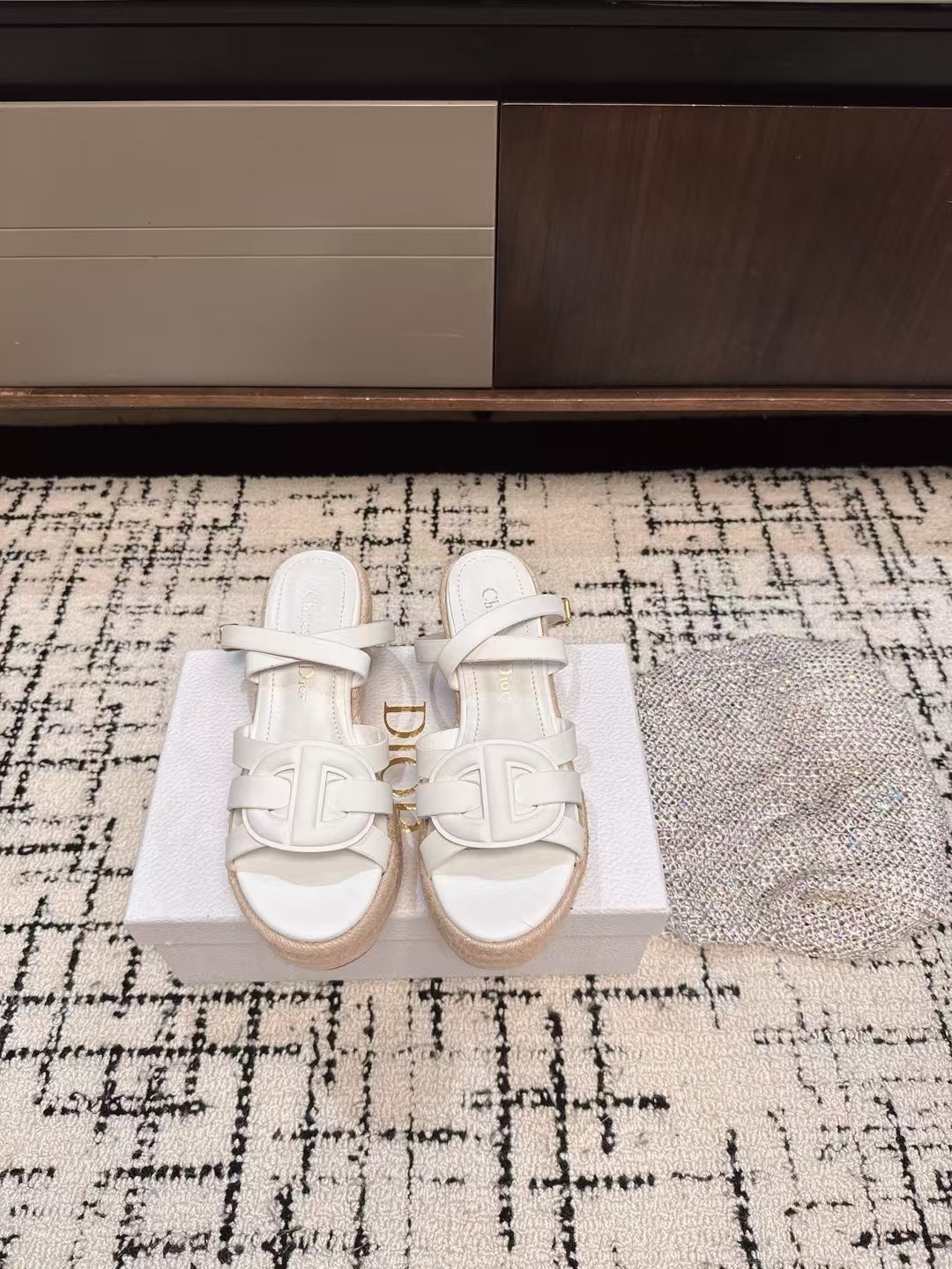 NO:411805,Dior 2025 new sandals, a must-have for casual!  The concave and convex and convex logo is an excellent match with the most fashionable queen!  The comfort is so good, the beauty is really beautiful, the position just can reveal the seams of the feet, it is really sexy~ the letter logo design is very special!  , The original leather is easy to control!  Upper: cowhide footbed sheepskin heel height 9.5cm sole original woven ten-elephant glue outsole size 35-40, sandals, dior, dior, sandals, cowhide, sheepskin19860909Dior 迪奥2025新款凉鞋,休闲必选！ 凹凸感带Logo 搭配最潮女王的绝佳搭配！舒服感爆棚,美是真的美,位置刚好可以露脚缝, 真的很sexy～字母logo设计很特别！,原厂皮料很好驾驭！ 鞋面:牛皮 垫脚羊皮 跟高9.5cm 鞋底原版编织十象胶大底 码数35-40,凉鞋,dior,dior,sandals,cowhide,sheepskin,Women's Shoes