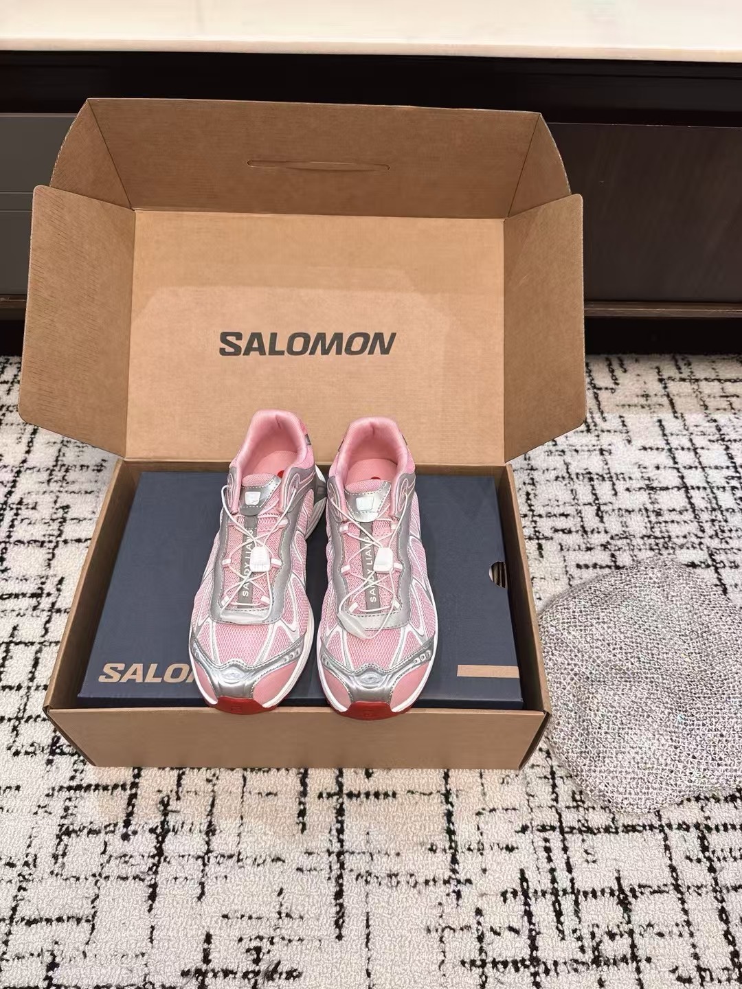 NO:411821,SALOMON XT WHISPER Outdoor casual sneakers A lot of celebrity fashion bloggers buy grassland versions to develop and make products. A brand new interpretation focuses on its aerodynamic appearance, the iconic white and cream color bring urban style. The other pair is made of pure black to highlight the textured details. The iconic sneakers are refined into a new urban classic to bring quiet fabrics to SALOMON Original imported cowhide/breathable mesh inner surface Original imported breathable mesh inner sole Original open mold anti-slip rubber outsole Size: Women 35-40, dad shoes, sneakers, cowhide19860909SALOMON XT WHISPER 萨洛蒙 户外休闲 运动鞋 超多明星时尚博主种草原版购入开发 做货 全新演绎的专注于其空气动力学的外观上,标志性白色与奶油色带来都市风格 另一双则以纯粹的黑色打造 突出富质感的细节 标志性运动鞋被提炼为新的都市经典 为 SALOMON带来静谧气息面料 原版进口牛皮/透气网面内里 原版进口透气网里 鞋底 原版开模防滑橡胶大底Size: 女35-40,老爹鞋,sneakers,cowhide,Women's Shoes