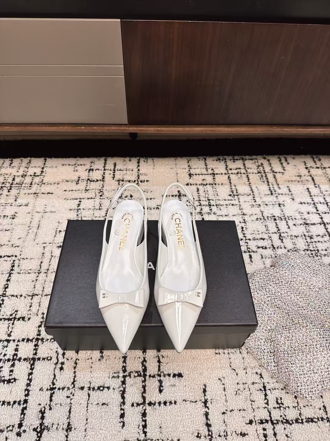 NO:411813,Chanel 25ss Chanel short shoes I really love it at first sight, a classic perfect match!  It is really unique and is the biggest highlight of this shoe. It is eye-catching but not exaggerated. It is super cool everyday. It is super versatile no matter whether it is paired with pants, sweatshirts or skirts. It looks good no matter how you wear it. The more you look at it, the more you like it! Imported patent leather upper, mixed-bred sheepskin, outsole Italian leather outsole Size35~40 (40 customization, no return or exchange), sandals, chanel, chanel, sandals, hoodie, sweatshirts, skirts, sheepskin, Leather soles19860909chanel 25ss 香奈儿 后空单鞋 真的一眼爱了,经典完美搭配！ 真的超级有个性,是这款鞋子最大的亮点,醒目而不浮夸的设计,超日常超酷, 无论搭配裤子卫衣或裙子都超级百搭,怎么穿都好看,越看越喜欢! 鞋面进口漆皮 内里混种羊皮  大底意大利真皮大底 Size35~40（40定制不退换）,凉鞋,chanel,chanel,sandals,hoodie,sweatshirts,skirts,sheepskin,Leather soles,Women's Shoes