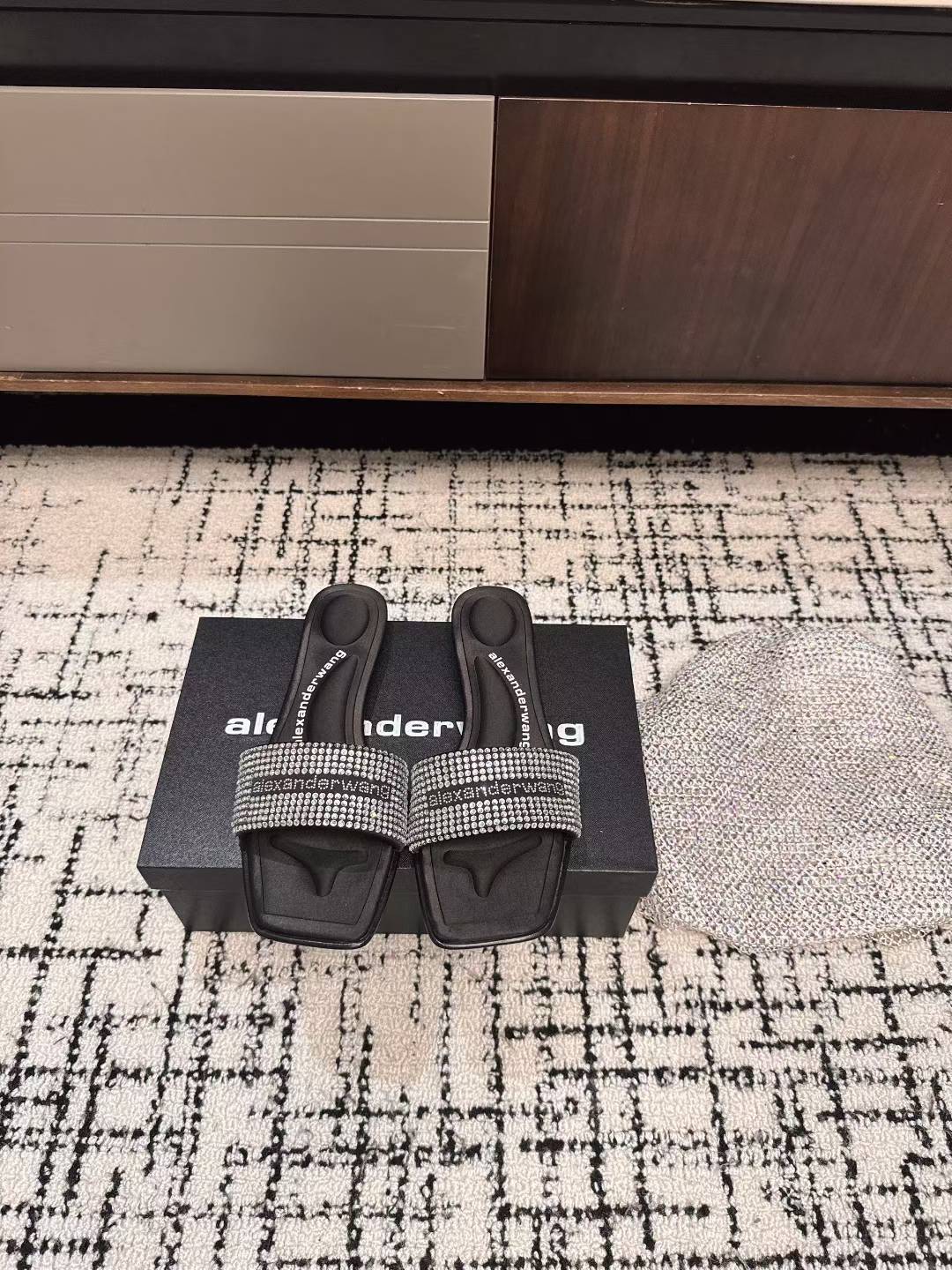 NO:411797,Purchase grade AlexanderWang 25ss Spring and summer latest Australian diamond sandals Personalized and elegant style Super textured I love this style. This model is simple and fashionable and comfortable to wear. An indispensable model in summer presents a brand new iconic outline. Upper denim, inner denim, sole Italian leather outsole Size#35-40 (40 customized, no return or exchange), slippers, alexander wang, slippers, Leather soles19860909代购级 AlexanderWang 大王 25ss 春夏最新款 澳钻 凉拖鞋 个性御姐风 超有质感 爱了爱了 该款设计简约上脚时尚舒服 夏季不可缺少的一款大王呈现焕然一新的标志性轮廓. 鞋面牛仔布 内里牛仔布里 鞋底意大利真皮大底 Size#35-40（40订做不退换）,拖鞋,alexander wang,slippers,Leather soles,Women's Shoes