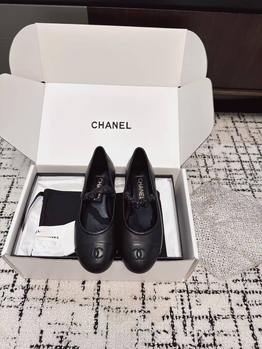 NO:411789,The purchasing agent chanel Chanel Mary Jane Velvet Shoes The early autumn series is launched in a new fashion, this season's Xiangjia small hit!  I really love it at first sight, the classic color combination is perfect!  It is really unique and is the biggest highlight of this shoe. It is eye-catching but not exaggerated. It is super cool everyday. It is super versatile no matter whether it is paired with pants, sweatshirts or skirts. It looks good no matter how you wear it. The more you look at it, the more you like it! Imported sheepskin upper, mixed-bred sheepskin, outsole, Italian genuine leather outsole Size#35-41 (40 41 customized, no return or exchange), Mary Jane, chanel, chanel, chanel, mary jane, hoodie, sweatshirts, skirts, sheepskin, real silk, Leather soles19860909代购级 chanel 香奈儿玛丽珍 真丝绒单鞋 早秋系列火爆上新,这一季香家小爆款！ 真的一眼爱了,经典拼色完美搭配！ 真的超级有个性,是这款鞋子最大的亮点,醒目而不浮夸的设计,超日常超酷, 无论搭配裤子卫衣或裙子都超级百搭,怎么穿都好看,越看越喜欢! 鞋面进口羊皮 内里混种羊皮 大底意大利真皮大底 Size#35-41（40 41订做不退换）,玛丽珍,chanel,chanel,chanel,mary jane,hoodie,sweatshirts,skirts,sheepskin,real silk,Leather soles,Women's Shoes