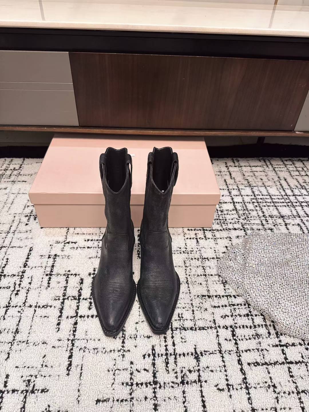 NO:420074,Exclusive purchase-level version Miu Mi* 25 Early Spring motorcycle style retro mid boots are awesome!  We still have to do it in the old way!  The fastest version of the entire network is here!  This fall and winter are very popular!  Next is the rhythm of the stock outage!  The upgraded color is so old!  Cool and cool continues the popular style miu 25 autumn and winter show style, new short boots, classic motorcycle boots, handsome and modern upper, mixed calfskin, super good texture, material: imported, integrated calfskin, inner: cowhide foot pad: cowhide, outsole: original customized leather outsole Size: 35-39/40 Customized, boots, miumiu, boots, cowhide, Leather soles19860909独家代购级版本 Miu Mi* 25早春机车风复古中靴 太棒了！Miu做旧这块还是得我们！全网对版 最快 最新的来啦！今年秋冬火爆了的！接下来就是妥妥断货节奏！升级了后的擦色做旧太有那味了！酷飒酷飒的 延续了爆款风格 miu 25秋冬秀款 短靴新品 经典机车靴造型,帅气摩登 鞋面 植糅小牛皮,质感超好 材质:进口植糅小牛皮 内里:牛皮 垫脚:牛皮 大底:原版定制真皮大底 码数:35-39/40定制,靴子,miumiu,boots,cowhide,Leather soles,Women's Shoes