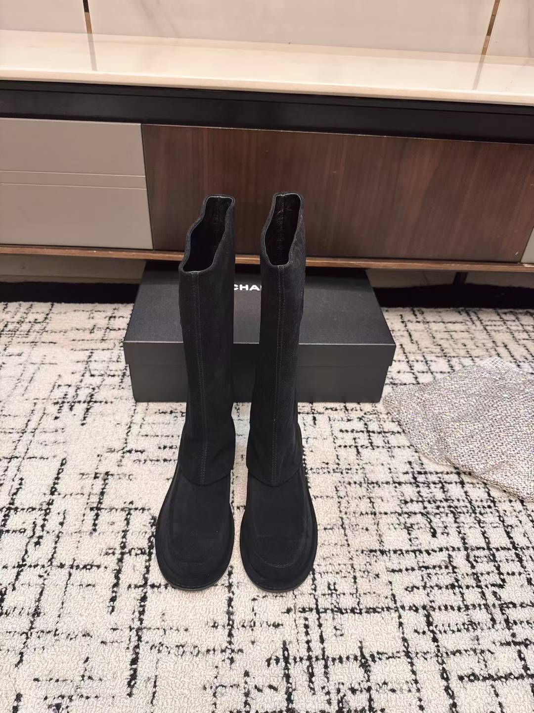 NO:420084,Chane* 25C ​​early spring new most beautiful suede boots Xiaoxiang's life boots are really beautiful. A flat-soled women's boots that grow grass at a glance. The real thing is quite good. It's soft and easy to wear. A beautiful boot that is comfortable and easy to walk without scratching your feet. A boot that won't hit the color suitable for this autumn and winter. Petite babies can choose a size larger. Put it quietly inside and increase it. It will become a long legs in seconds. Upper ox fleece, inner sheepskin, soles, Italian leather soles. Size 35-41 (40.41 custom-made, no return, boots, chanel, boots, sheepskin, chamois leather19860909Chane* 25C早春新款最美麂皮长靴 小香这个人生靴子 真的美爆 一眼就种草的一款平底女靴 实物相当赞 软乎乎的超好穿 绝美 舒适好走不磨脚 不会撞款的一款靴子 颜色敲适合这个秋冬 个子娇小的宝宝们可以选大一码 悄悄放个内增高 秒变大长腿 鞋面牛反绒 内里羊皮 鞋底意大利真皮底 码数35-41（40.41定制不退换,靴子,chanel,boots,sheepskin,chamois leather,Women's Shoes