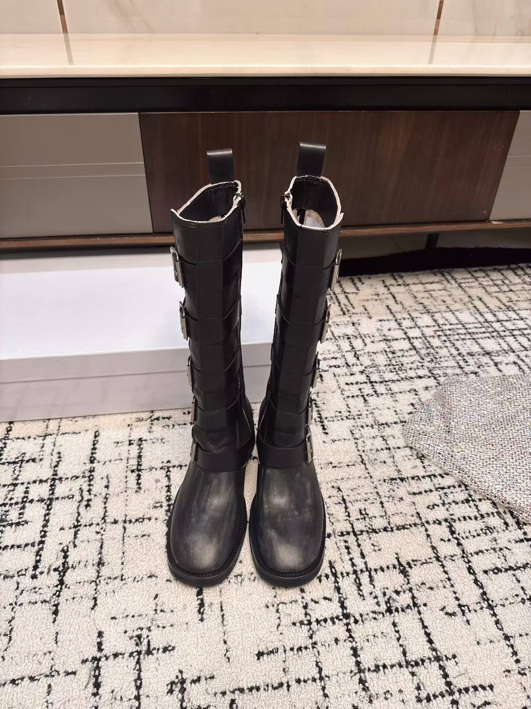 NO:420033,Ann Demeulemester official website Jay Boots Magical Two-Weared Knight Boots 25 Years Brand new upgraded version - Top New Presentation Don't indulge in the ordinary, Ann is made with long-standing craftsmanship, this pair of shoes conveys freedom and confidence. Challenge tradition and inject modern elements, and the knight boots exude a unique charm. Dark Napa calfskin is the upper, showing a rebellious and uncompromising aura. One price, two enjoyments; high tube fashion and slimness, short tube flexible and versatile upper Ann Dem original authentic grade super delicate calfskin inner boots footbed original cowhide (authentic grade, very high cost) Size 35/36/37/38/39/40 (40 no return or exchange), boots, boots, cowhide19860909Ann Demeulemeester 官网Jay Boots神奇两穿骑士靴长靴 25年Brand new升级版-顶级 全新呈献 别在平凡中沉溺,Ann 以悠久的匠心制造,这双鞋传达着自由与自信. 挑战传统,注入现代元素,骑士靴焕发出独特的魅力.暗黑纳帕小牛皮为鞋面,呈现叛逆不妥协气场. 一份价钱,两种享受；高筒时尚显瘦,短筒灵活百搭 鞋面Ann Dem原版正品级别超细腻小牛皮 内里靴筒垫脚原版牛皮(正品级别,成本非常高） 尺码35/36/37/38/39/40（40不退换）,靴子,boots,cowhide,Women's Shoes