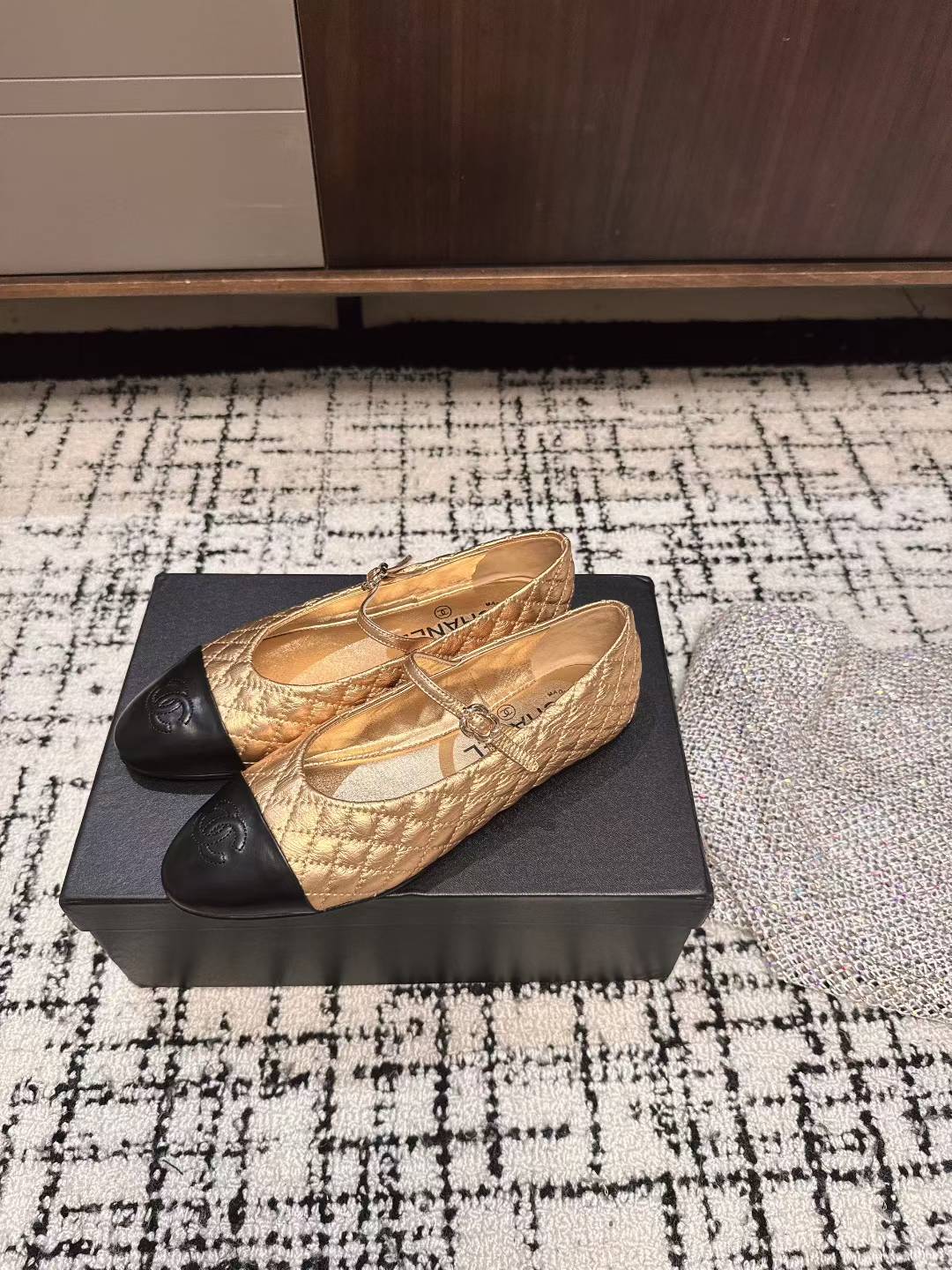 NO:420023,Purchase grade Chanel 25ss new single shoes Mary Jane shoes square toe imported upper imported soft grain cowhide inner lining / water dyed sheepskin footbed outsole original Italian dyed leather outsole Size#35-41 (40 41 custom made without return or exchange), single shoes, chanel, chanel, mary jane, cowhide, sheepskin, Leather soles19860909代购级 Chanel 香奈儿 25ss 新款 单鞋玛丽珍鞋 方头 鞋面进口羊皮内里进口柔软粒面牛皮内里/水染羊皮垫脚 大底原版意大利透染真皮大底 Size#35-41（40 41订做不退换）,单鞋,chanel,chanel,mary jane,cowhide,sheepskin,Leather soles,Women's Shoes