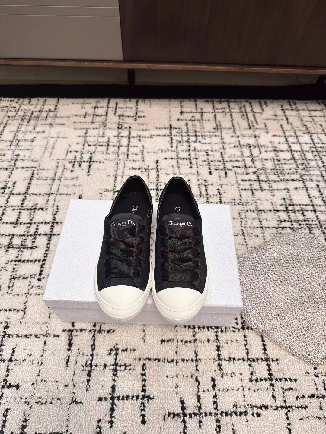 NO:420006,Purchasing grade Dior 25 Spring and Summer Star sneakers are classic items, with the side hardware embellished with the Christian Dior Paris logo. Paired with a classic light sole, light and comfortable, suitable for all seasons, it can be matched with various casual styles to add the finishing touch. Main technology fabric Lining technology fabric, cowhide tongue with Christian Dior logo with CD logo and star pattern on the side Rubber sole is decorated with Christian Dior lucky star symbol EVA outsole Size#35-41 (40 41 custom made without return or exchange), casual shoes/sports shoes, dior, dior, sneakers, cowhide19860909代购级 Dior 迪奥25春夏意Star 运动鞋为经典单品, 侧面五金饰点缀以 Christian Dior Paris 标志. 搭配经典轻薄鞋底,轻盈舒适,四季皆宜,可与各式休闲造型搭配,增添点睛之笔. 主体科技面料 里料科技面料,牛皮革 鞋舌饰以 Christian Dior Paris 标志 侧面饰以 CD 标志和星星图案 橡胶鞋底饰以 Christian Dior 的幸运星符号 EVA大底 Size#35-41（40 41订做不退换）,休闲鞋/运动鞋,dior,dior,sneakers,cowhide,Women's Shoes