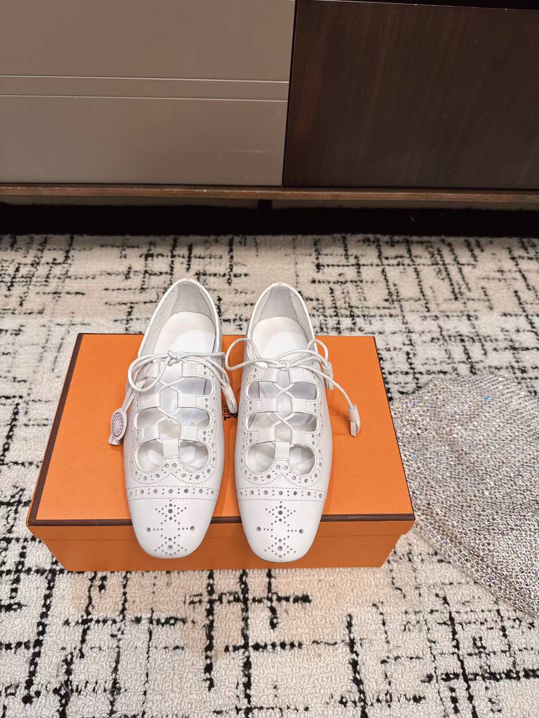 NO:420064,Top version Hermas 25ss New Kim single shoes Mary Jane shoes Hollow carved punched flat shoes Hollow Nappa leather Ghillies style exposed sandals. Create a fashionable and soft look!  Classic square-headed version, highly recognizable, Brock punched foot, super versatile and fashionable, many celebrities and celebrities are necessary for planting grass in spring and summer, free and comfortable and high-end, super comfortable and unscrewed upper: original cowhide inner: original timber cowhide sole: original thickened leather sole Size35-40 (40 custom made without return and exchange), Mary Jane, hermes, hermes, sandals, mary jane, cowhide, Leather soles19860909顶级版本 Hermas 爱马仕 25ss 新款Kim 单鞋 玛丽珍鞋 镂空雕花冲孔平底单鞋 镂孔Nappa皮革Ghillies风格露跟凉鞋.打造时尚柔美造型！经典的方头版型 搭配极具辨识度布洛克冲孔上脚超级百搭好看时髦 超多明星网红种草 春夏必备 随意舒适高级感 上脚超级舒适不勒脚 鞋面: 原版牛皮 内里: 原版胎牛皮 鞋底: 原版加厚真皮大底 Size35-40（40定做不退换）,玛丽珍,hermes,hermes,sandals,mary jane,cowhide,Leather soles,Women's Shoes