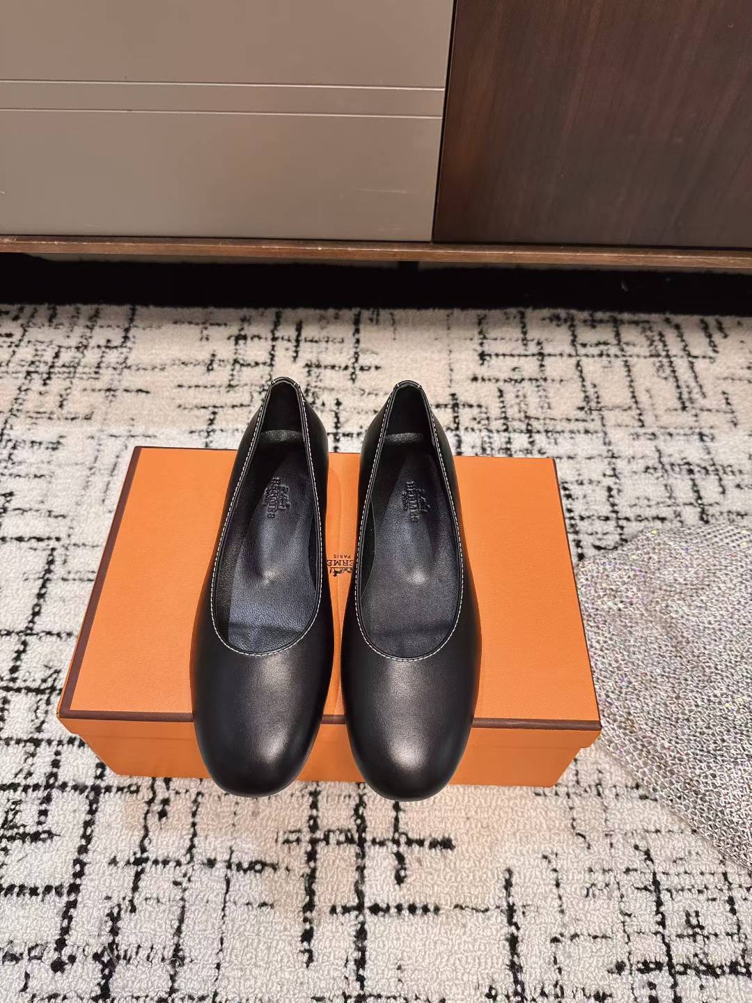 NO:420054,Dongguan purchasing grade Hermes kamilla series Mary Zhen thick heeled single shoes goatskin and Nappa leather Mary Zhen shoes, paired with the iconic 'H' shoe buckle and contrasting color piping to create a delicate and soft look. Fabric imported sheepskin/skin lining imported leather outsole Size#35-39 (customized for 40/41 without return or exchange), single shoes, hermes, hermes, mary jane, sheepskin, Leather soles19860909东莞代购级 Hermes 爱马仕 kamilla系列 玛丽珍粗跟单鞋 山羊皮和Nappa皮革 玛丽珍鞋,搭配标志性“H”鞋扣和撞色滚边 打造精致柔美造型. 面料进口羊皮/羊皮内里 进口真皮大底 Size#35-39（40/41定做不退换）,单鞋,hermes,hermes,mary jane,sheepskin,Leather soles,Women's Shoes