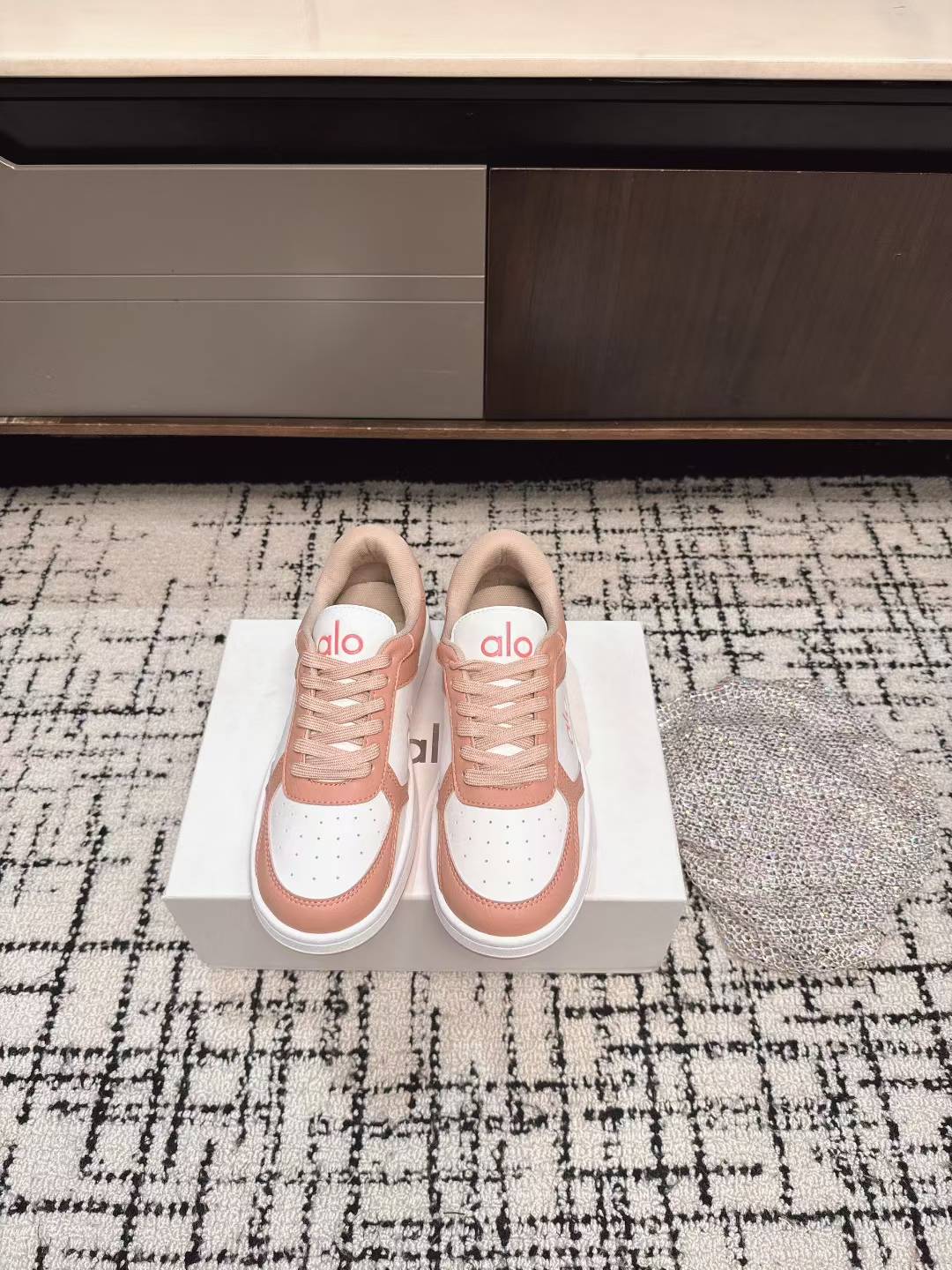 NO:420014,Purchase grade alo25ss new spring and summer style color-blocking white shoes thick sole comfortable and casual style alo understands girls better than Nike!  Super versatile!  And super comfortable!  It's a thick bottom but it's not heavy at all on the feet!  Very lightweight!  It looks better when putting on socks!  And it is recommended by celebrities~ The legs are thinner!  Super suitable for us small girls~ the shoes are also a classic color-blocking and contrasting design with the delicate leather texture on the upper!  !  Material original leather imported terry cloth outsole pure natural rubber outsole Size: 35-41 (40 41 custom made without return or exchange), casual shoes/sports shoes, sneakers19860909代购级 alo25ss 春夏新款 拼色小白鞋厚底舒适休闲款 alo比耐克更懂女生！上脚超级百搭！而且超级舒适！是厚底款但是上脚一点都不沉重！ 非常轻便！套上袜套搭配更好看！而且还是明星同款推荐～上脚**显腿细！ 超级适合我们小个子女生～鞋子整体也是经典的拼色撞色设计搭配鞋面细腻的真皮纹路肌理感！！ 材质原版皮 内里进口毛巾布 大底纯天然橡胶大底 Size:35-41（40 41订做不退换）,休闲鞋/运动鞋,sneakers,Women's Shoes